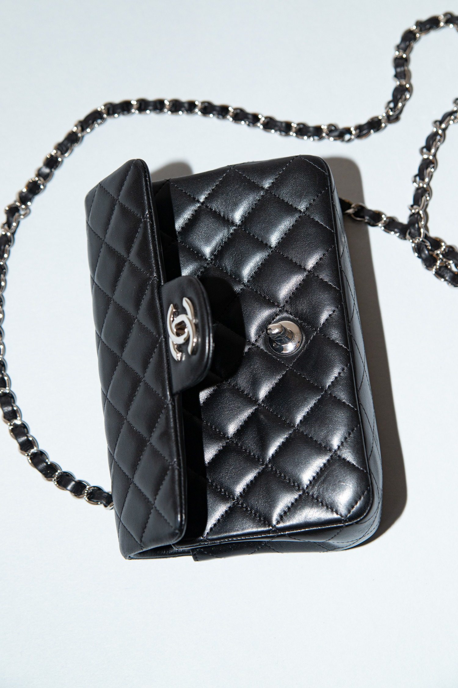 Thumbnail of http://Chanel%20„Timeless%20Flap%20Bag%20Mini“%20in%20Schwarz%20und%20Silber