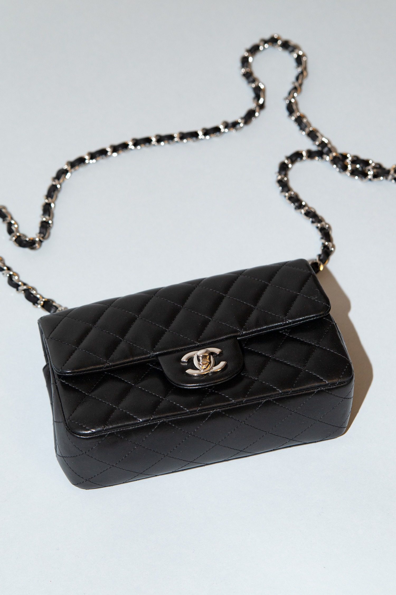 Thumbnail of http://Chanel%20„Timeless%20Flap%20Bag%20Mini“%20in%20Schwarz%20und%20Silber