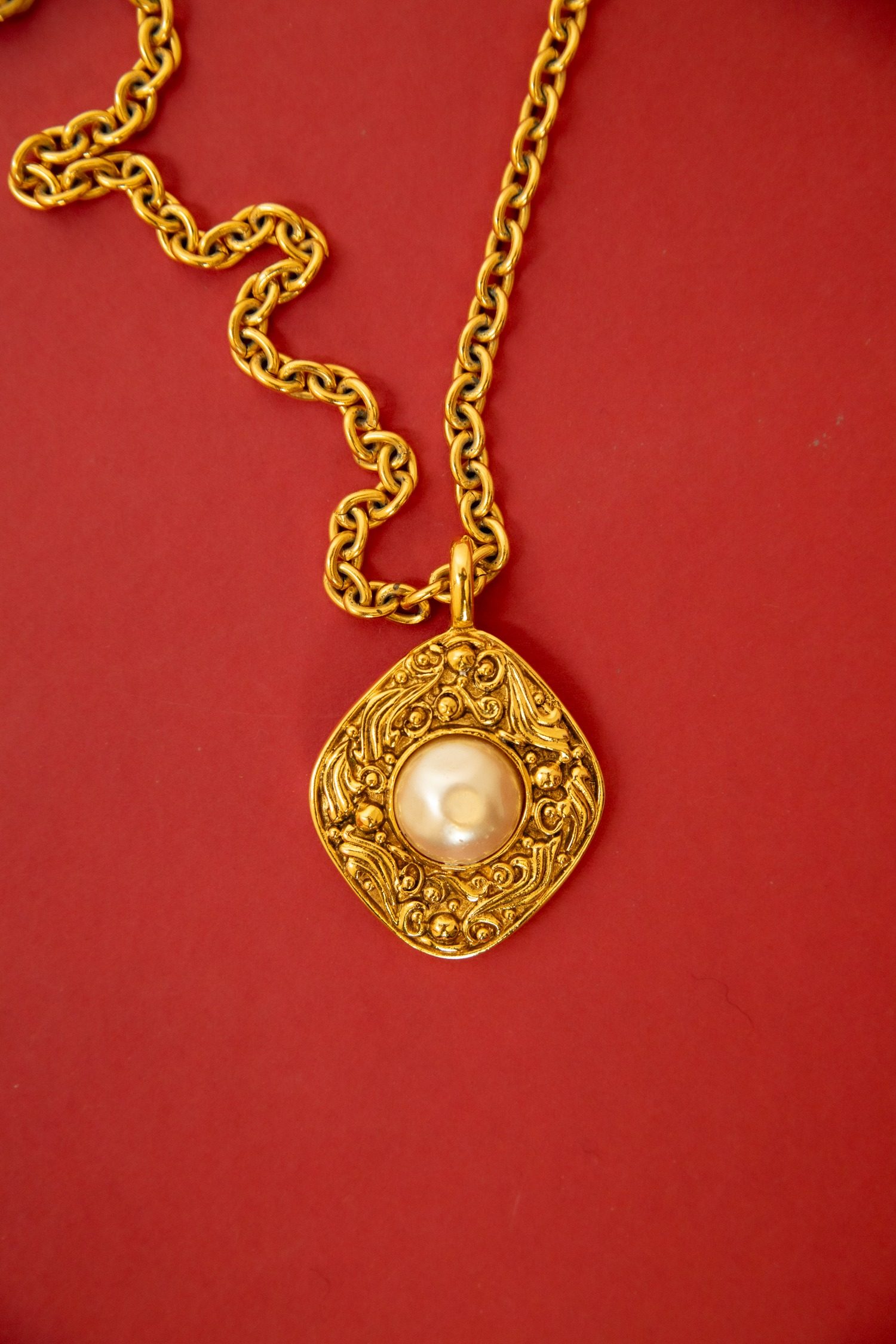 Thumbnail of http://Chanel%20Vintage%20Halskette%20in%20Gold%20und%20Ecru