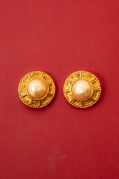 Chanel Vintage Ohrclips mit großer Perle in Gold und Ecru