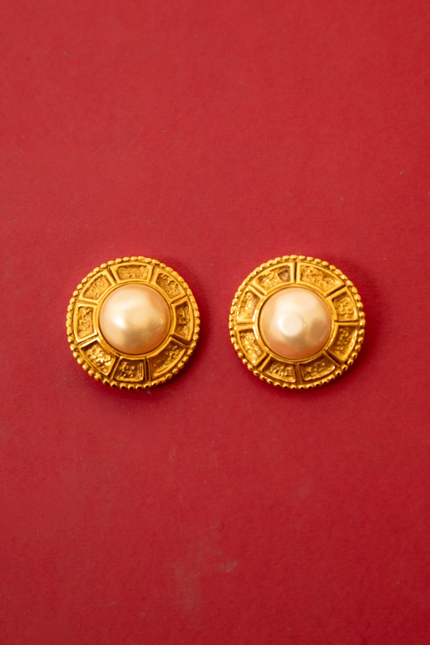 Thumbnail of http://Chanel%20Vintage%20Ohrclips%20mit%20großer%20Perle%20in%20Gold%20und%20Ecru