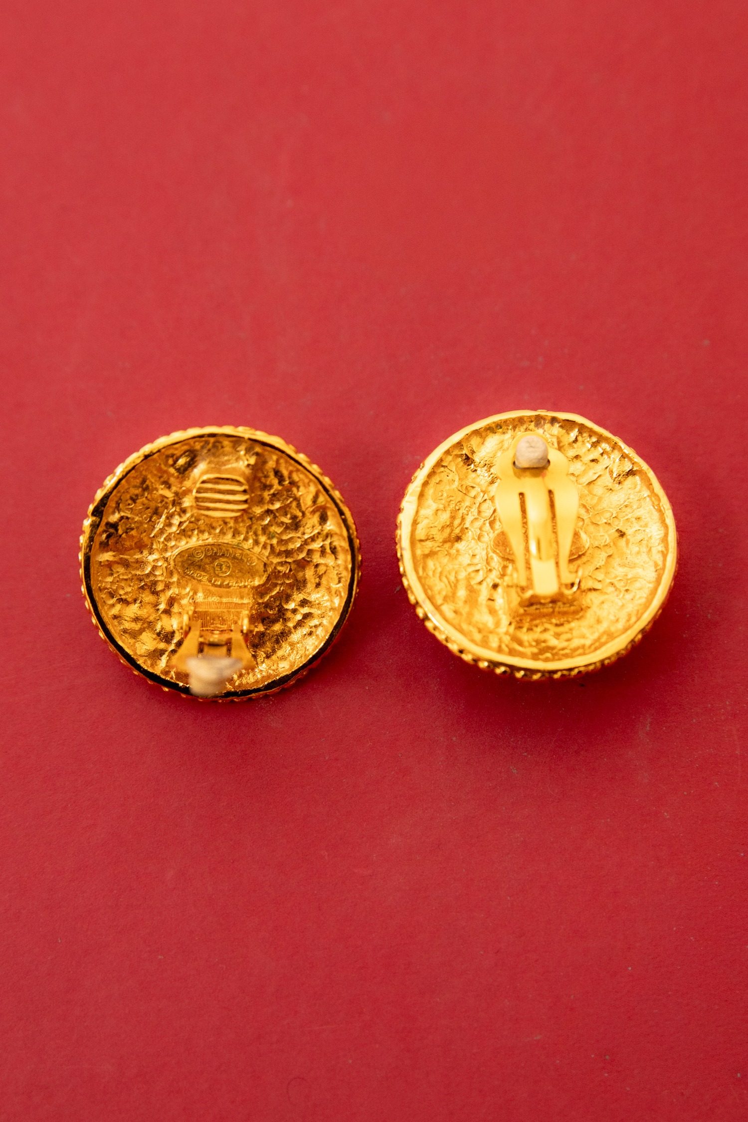 Thumbnail of http://Chanel%20Vintage%20Ohrclips%20mit%20großer%20Perle%20in%20Gold%20und%20Ecru