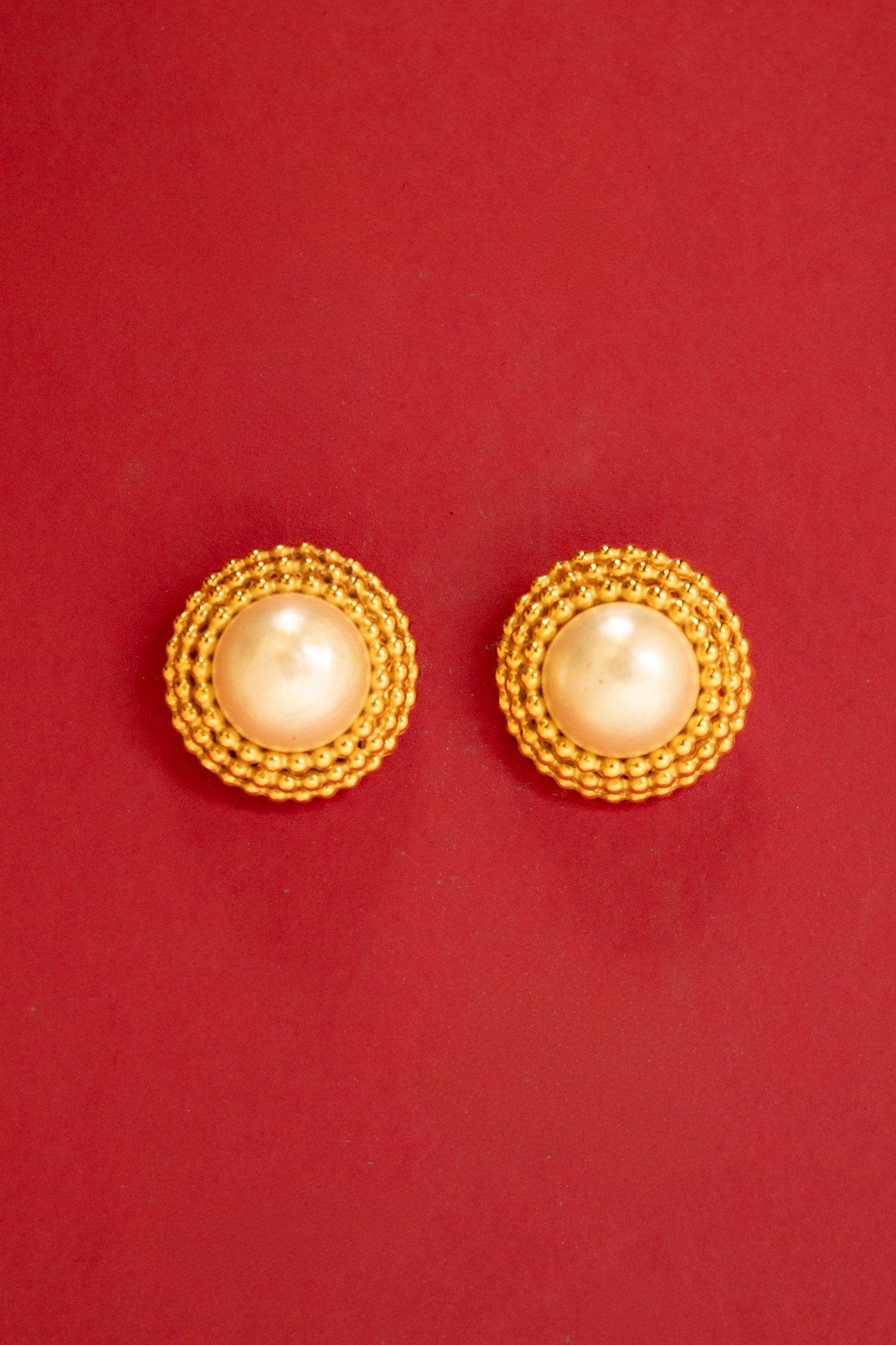 Thumbnail of http://Chanel%20Vintage%20Ohrclips%20in%20Gold%20und%20Ecru