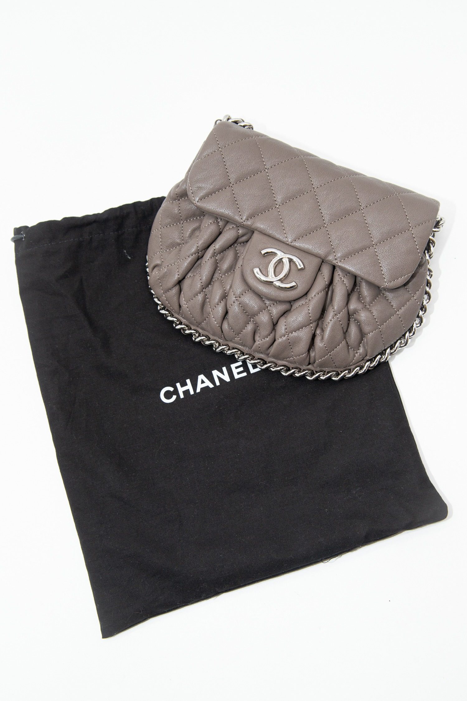 Thumbnail of http://Chanel%20Quilted%20Chain%20Around%20Umhängetasche%20in%20Taupe