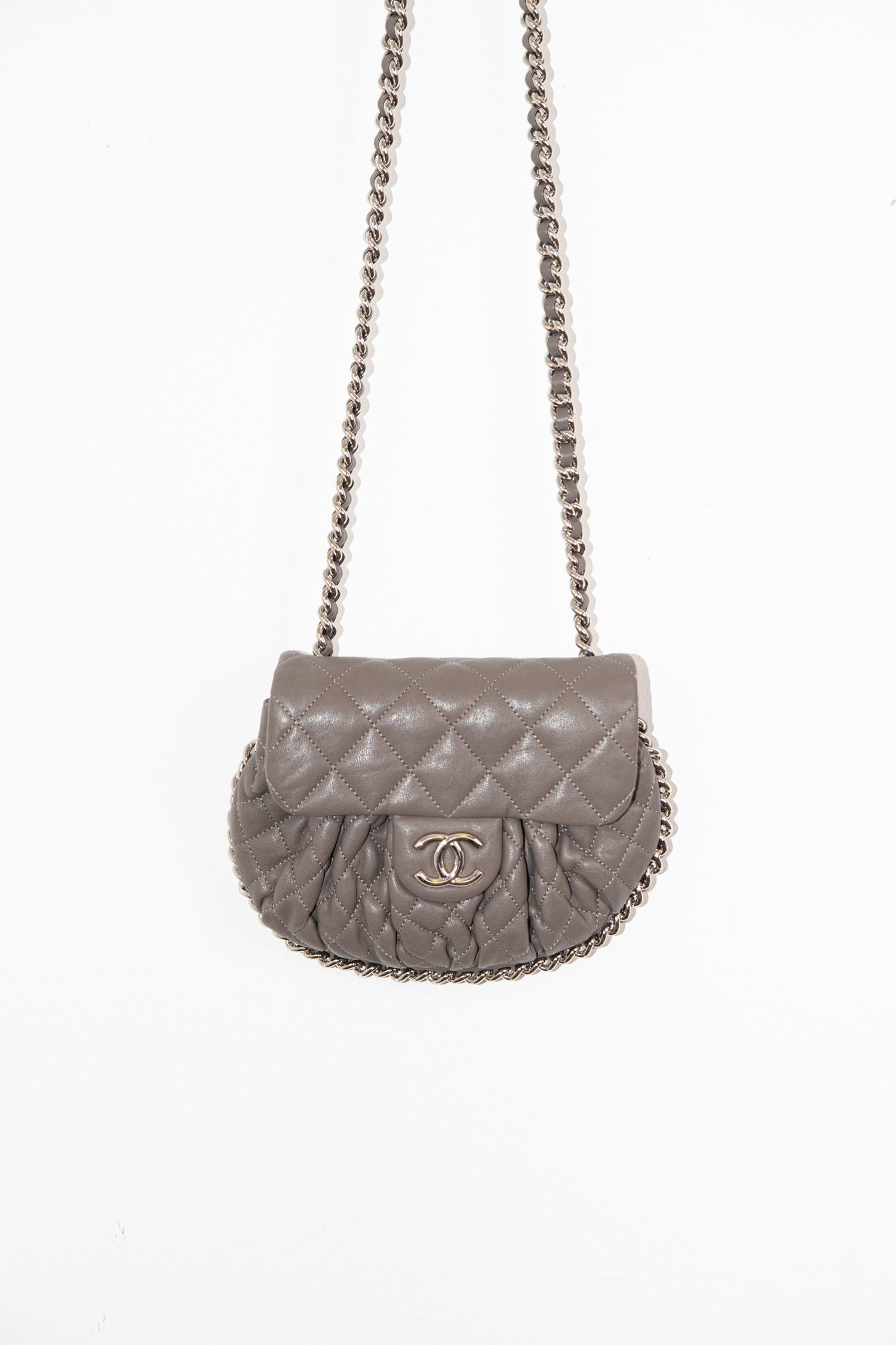 Thumbnail of http://Chanel%20Quilted%20Chain%20Around%20Umhängetasche%20in%20Taupe