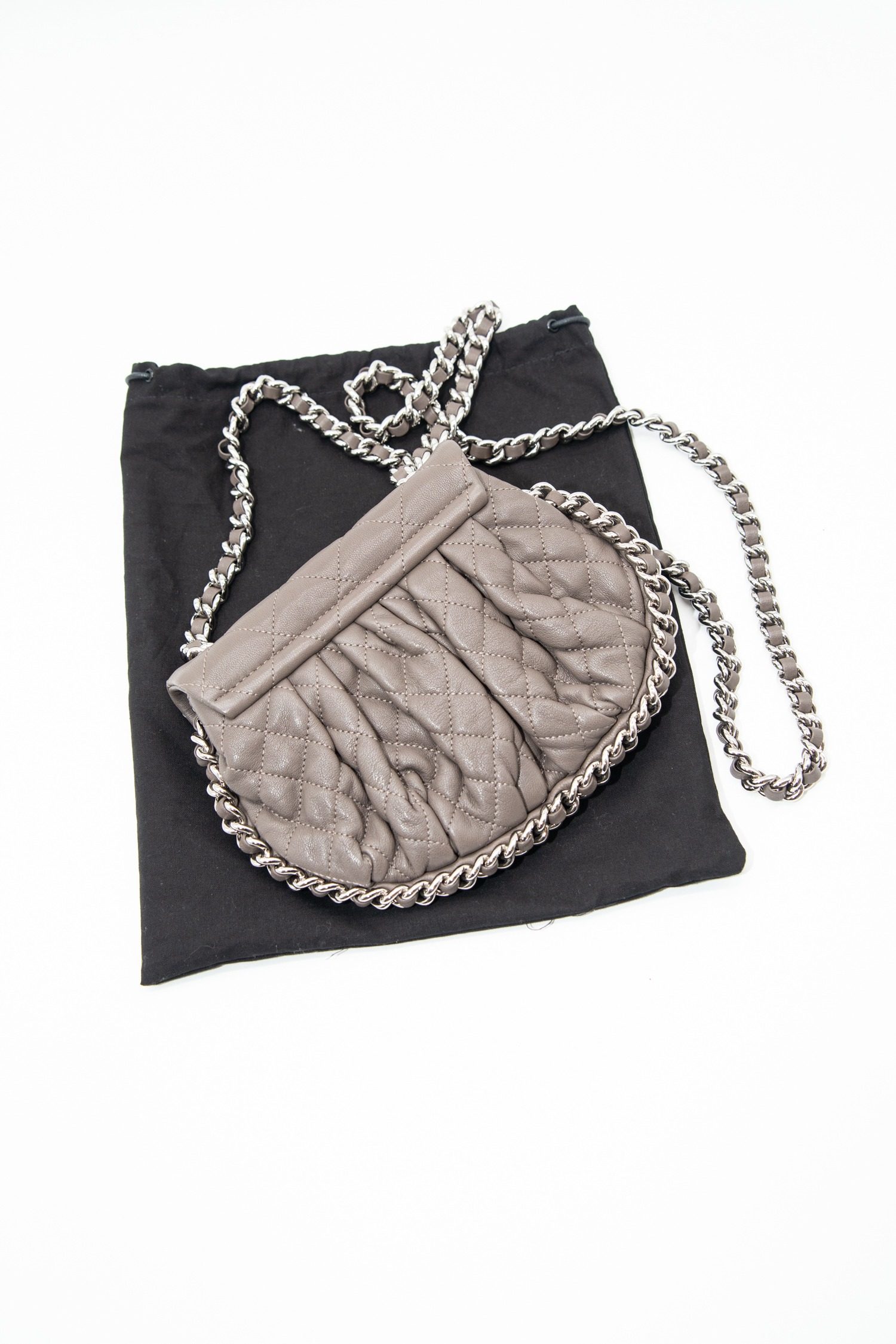 Thumbnail of http://Chanel%20Quilted%20Chain%20Around%20Umhängetasche%20in%20Taupe