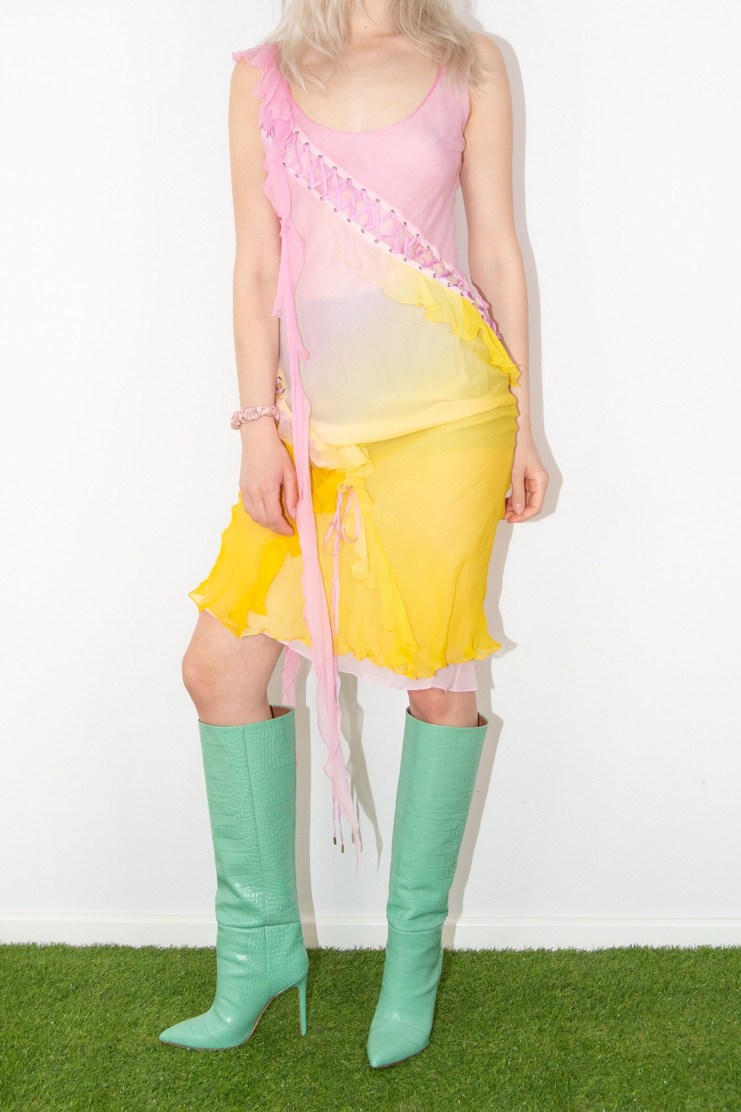 Thumbnail of http://Christian%20Dior%20Ombre%20Midikleid%20mit%20Schnürung%20in%20Rosa%20und%20Gelb