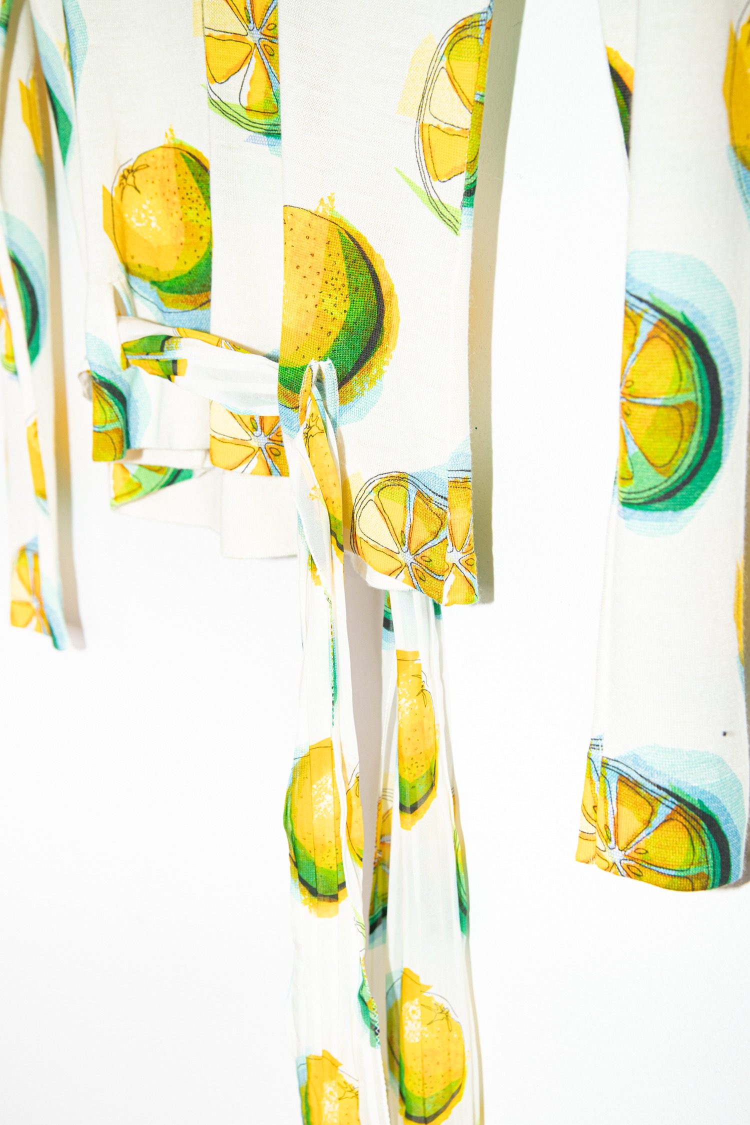 Thumbnail of http://Dior%20Pullover%20aus%20Feinstrick%20mit%20Zitronenprint%20in%20Ecru%20und%20Gelb