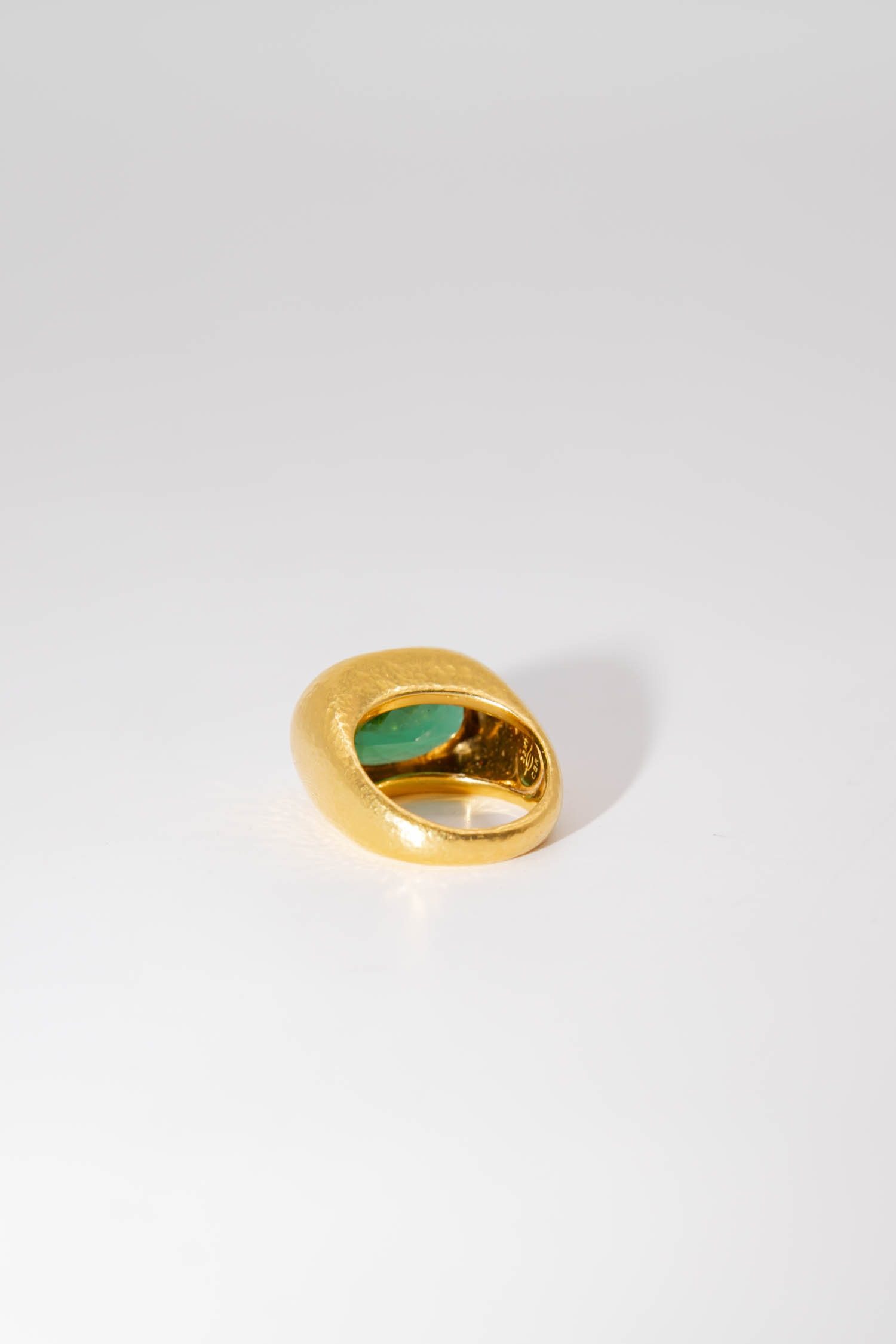 Thumbnail of http://Colleen%20B.%20Rosenblat%20Peridot%20Ring%20in%20Grasgrün%20und%20Gold