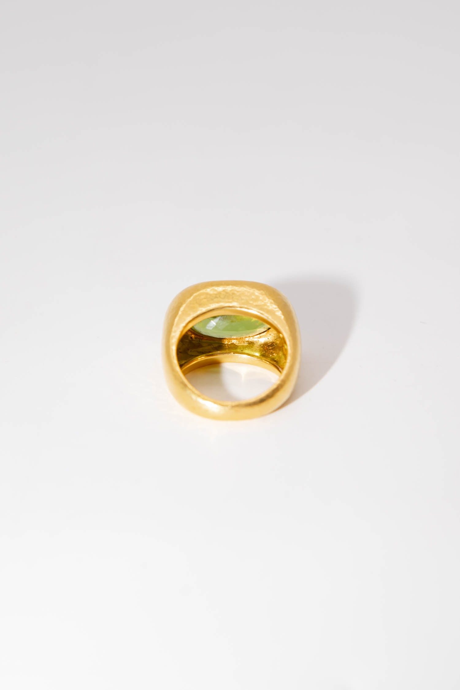 Thumbnail of http://Colleen%20B.%20Rosenblat%20Peridot%20Ring%20in%20Grasgrün%20und%20Gold
