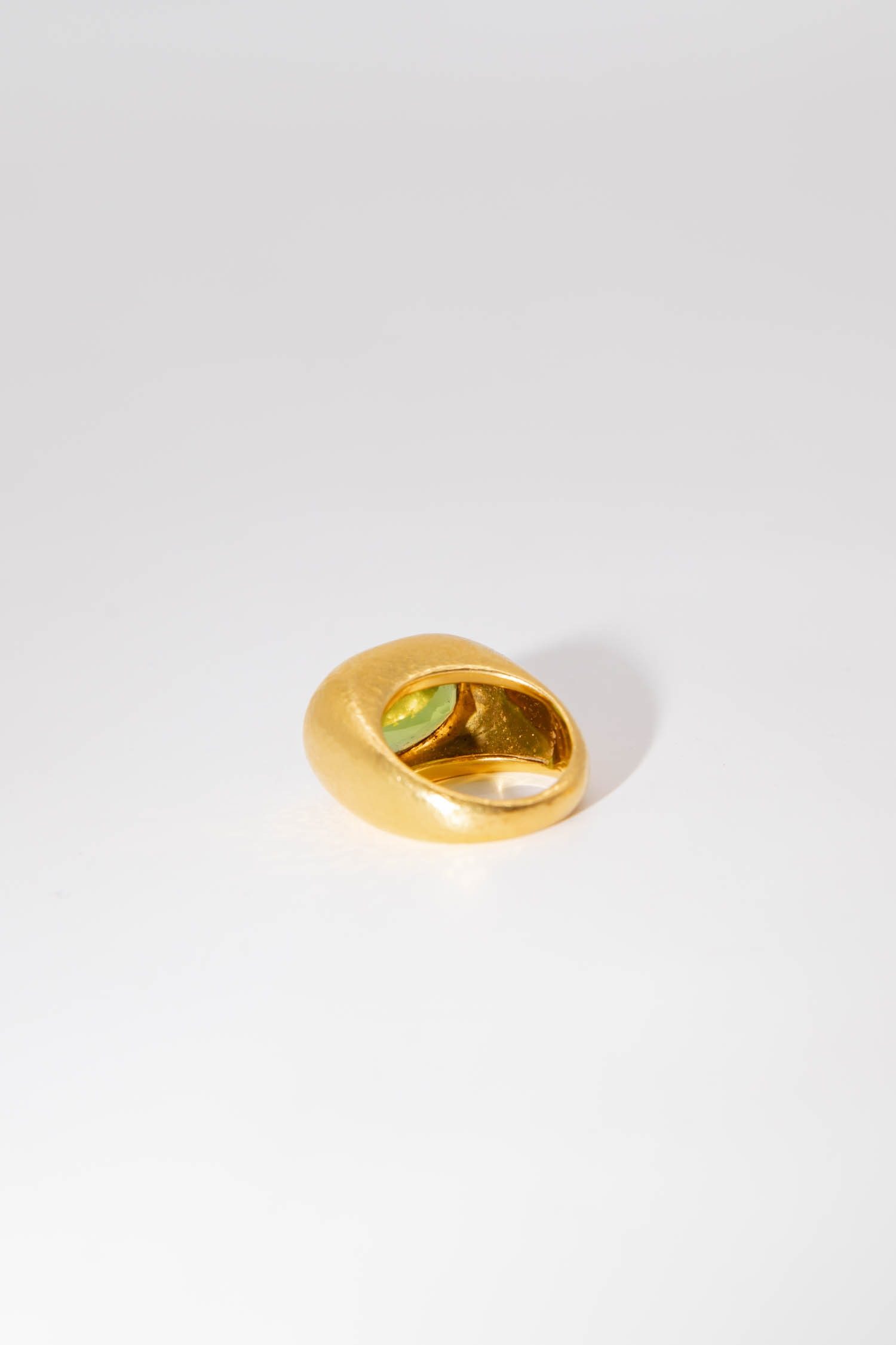 Thumbnail of http://Colleen%20B.%20Rosenblat%20Peridot%20Ring%20in%20Grasgrün%20und%20Gold