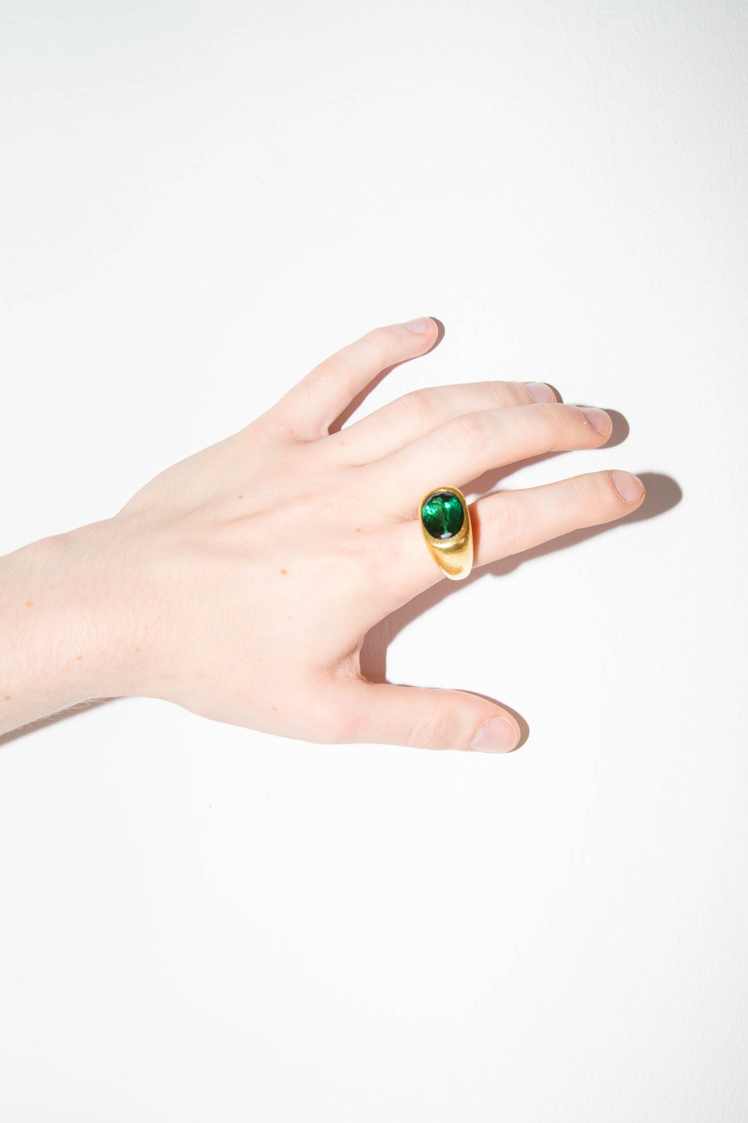 Thumbnail of http://Colleen%20B.%20Rosenblat%20Turmalin%20Ring%20in%20Dunkelgrün%20und%20Gold