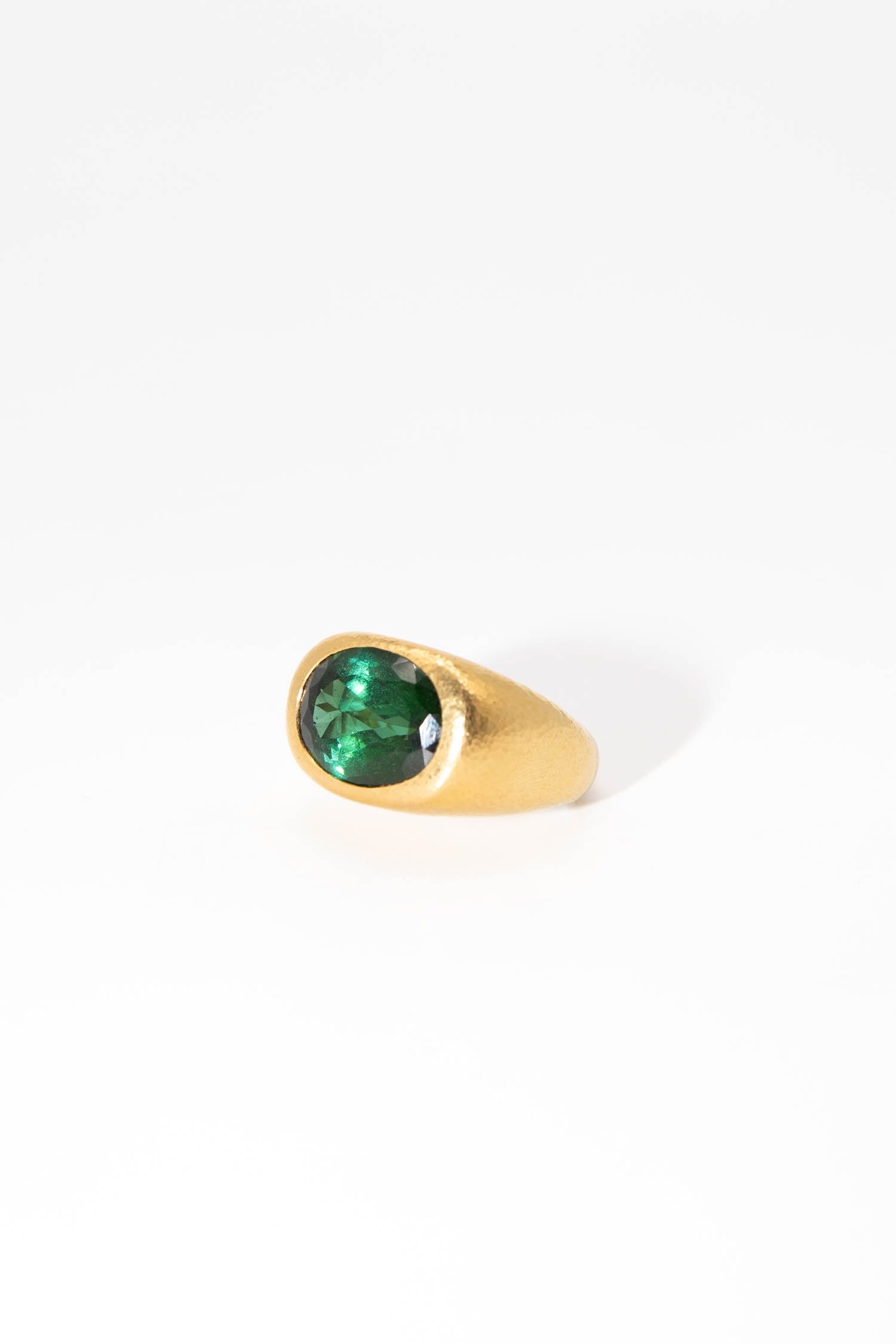 Thumbnail of http://Colleen%20B.%20Rosenblat%20Turmalin%20Ring%20in%20Dunkelgrün%20und%20Gold