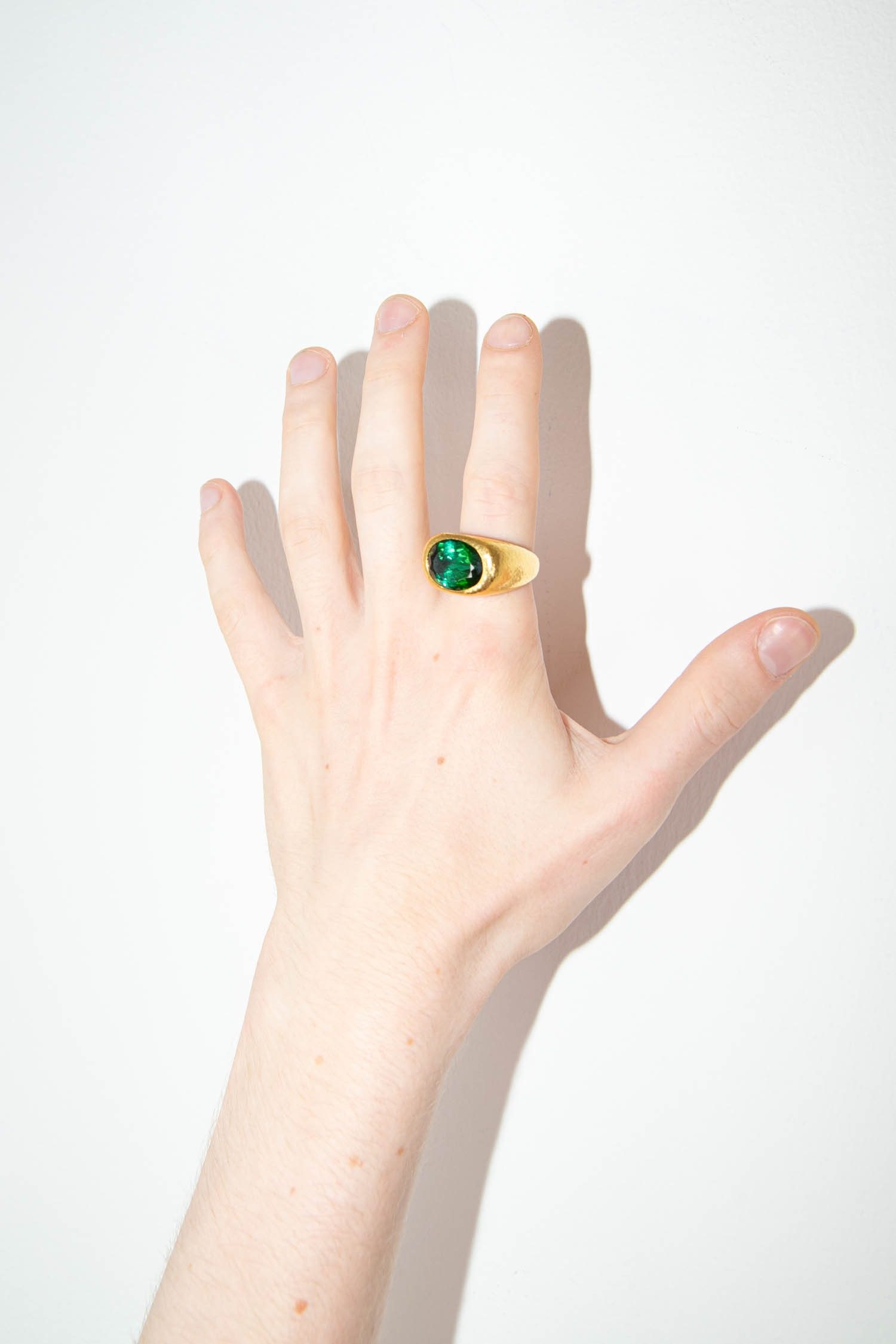 Thumbnail of http://Colleen%20B.%20Rosenblat%20Turmalin%20Ring%20in%20Dunkelgrün%20und%20Gold