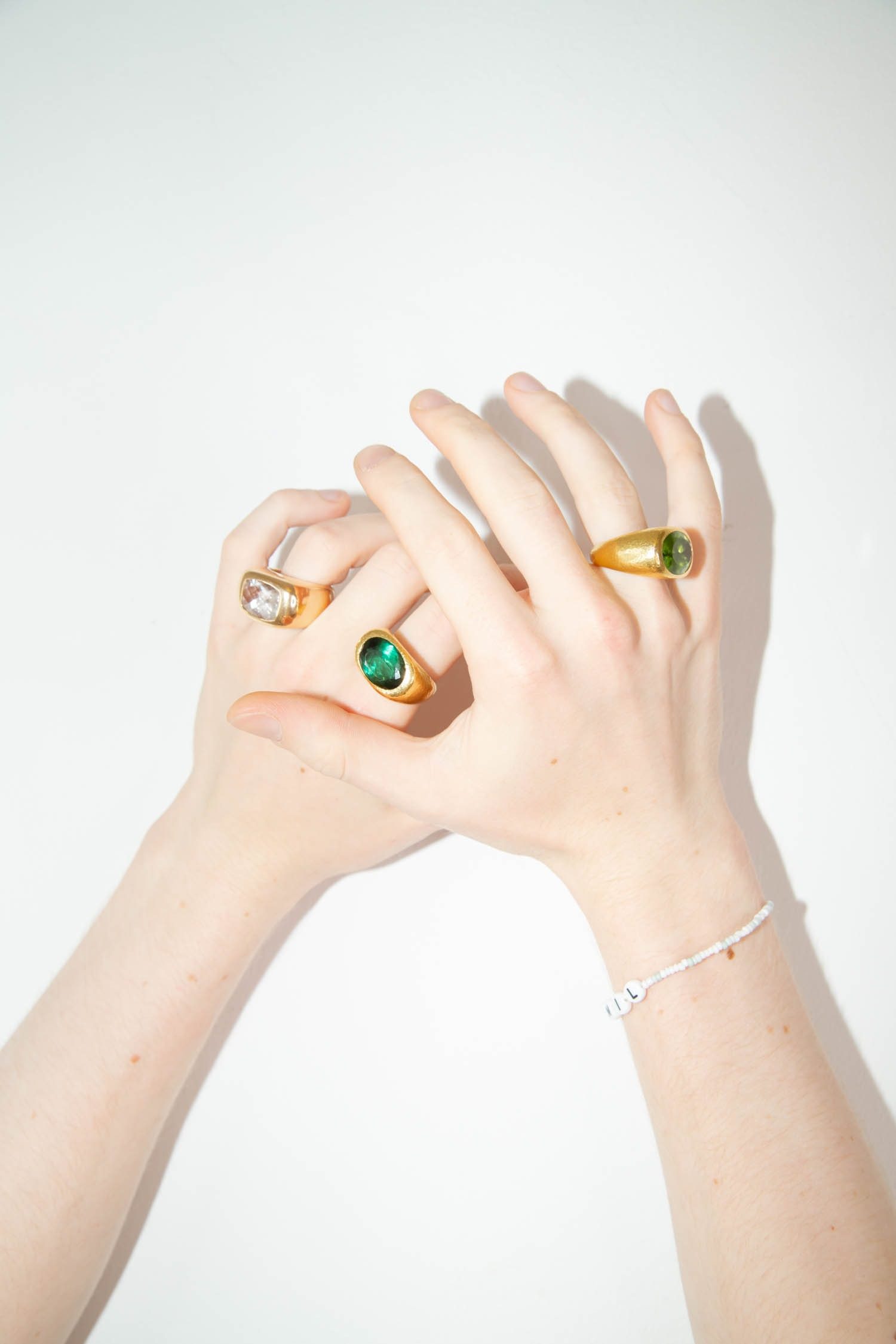 Thumbnail of http://Colleen%20B.%20Rosenblat%20Peridot%20Ring%20in%20Grasgrün%20und%20Gold