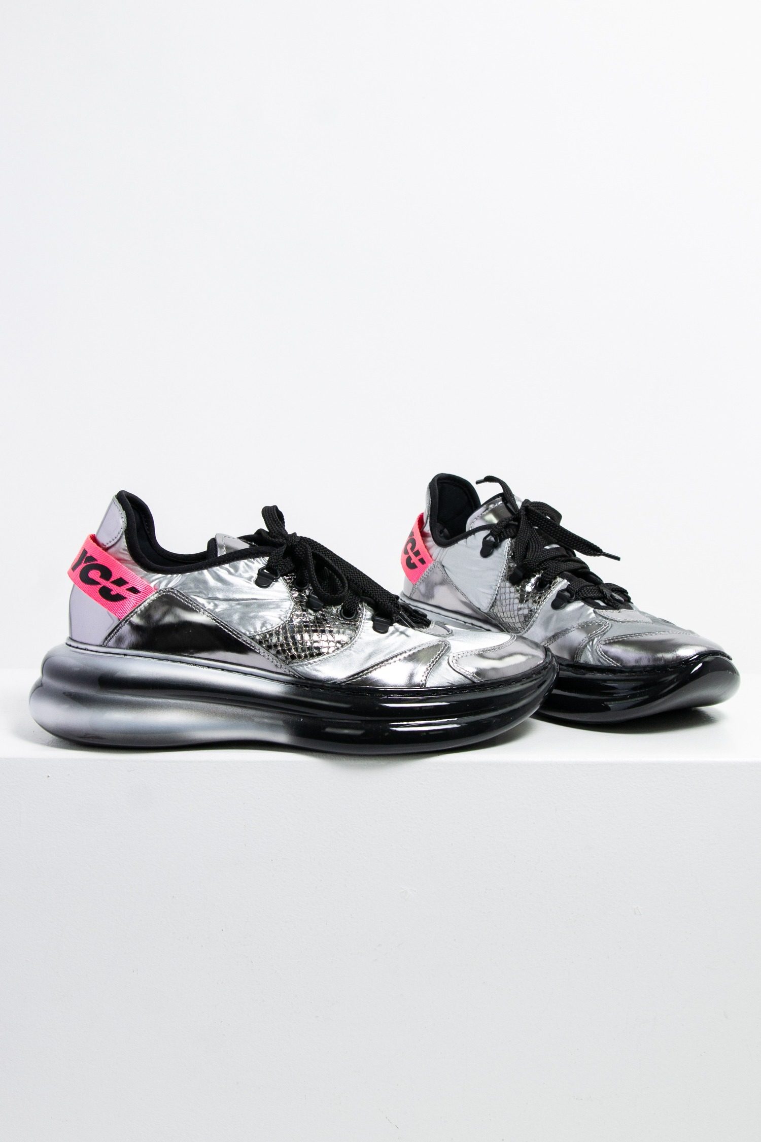 Thumbnail of http://LORIBLU%20silberfarbige%20Sneaker%20mit%20schwarzen%20und%20neonpinken%20Details