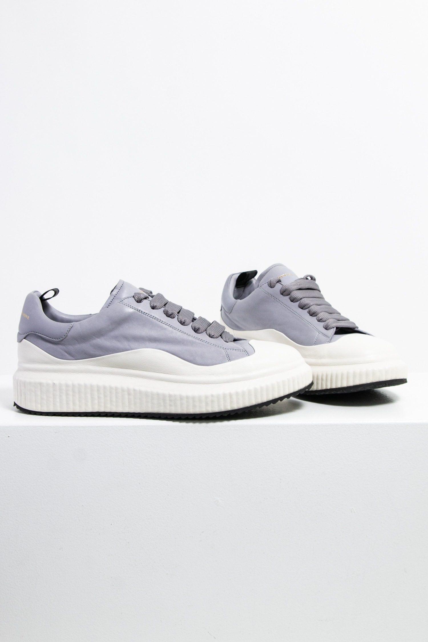 Thumbnail of http://Officine%20Creative%20Sneaker%20in%20taubenblau%20mit%20durchgängiger%20cremefarbiger%20Laufsohle