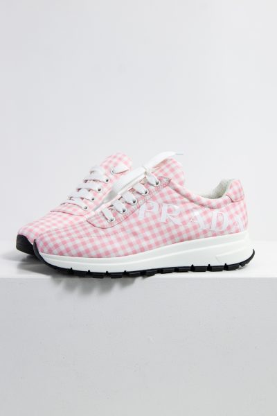Prada Sneaker in rosa-weiß kariert mit seitlichem Labelschriftzug
