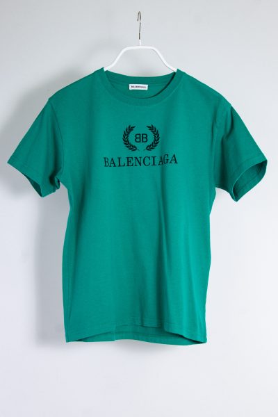 Balenciaga grünes T-Shirt mit plakativem Labeldruck auf der Frontseite