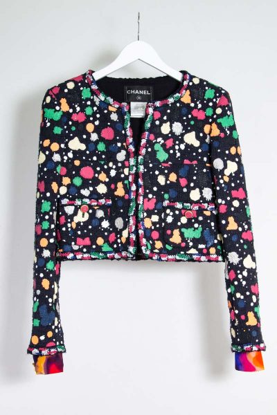 Chanel Kurzgeschnittene Jacke mit dekorativen Farbtupfern