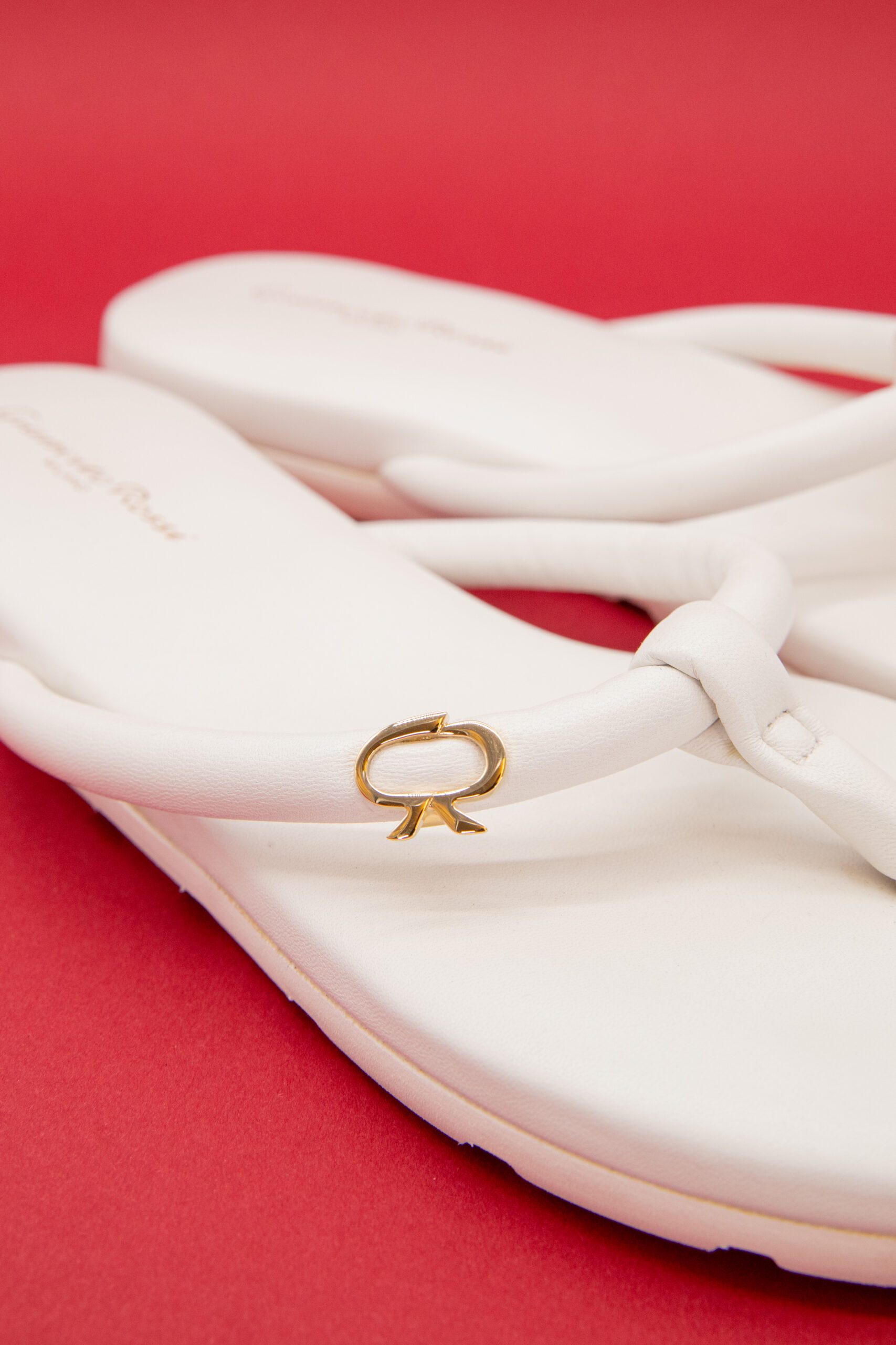 Thumbnail of http://Gianvito%20Rossi%20Juno%20Sandalen%20aus%20Leder%20in%20Weiß%20und%20Gold