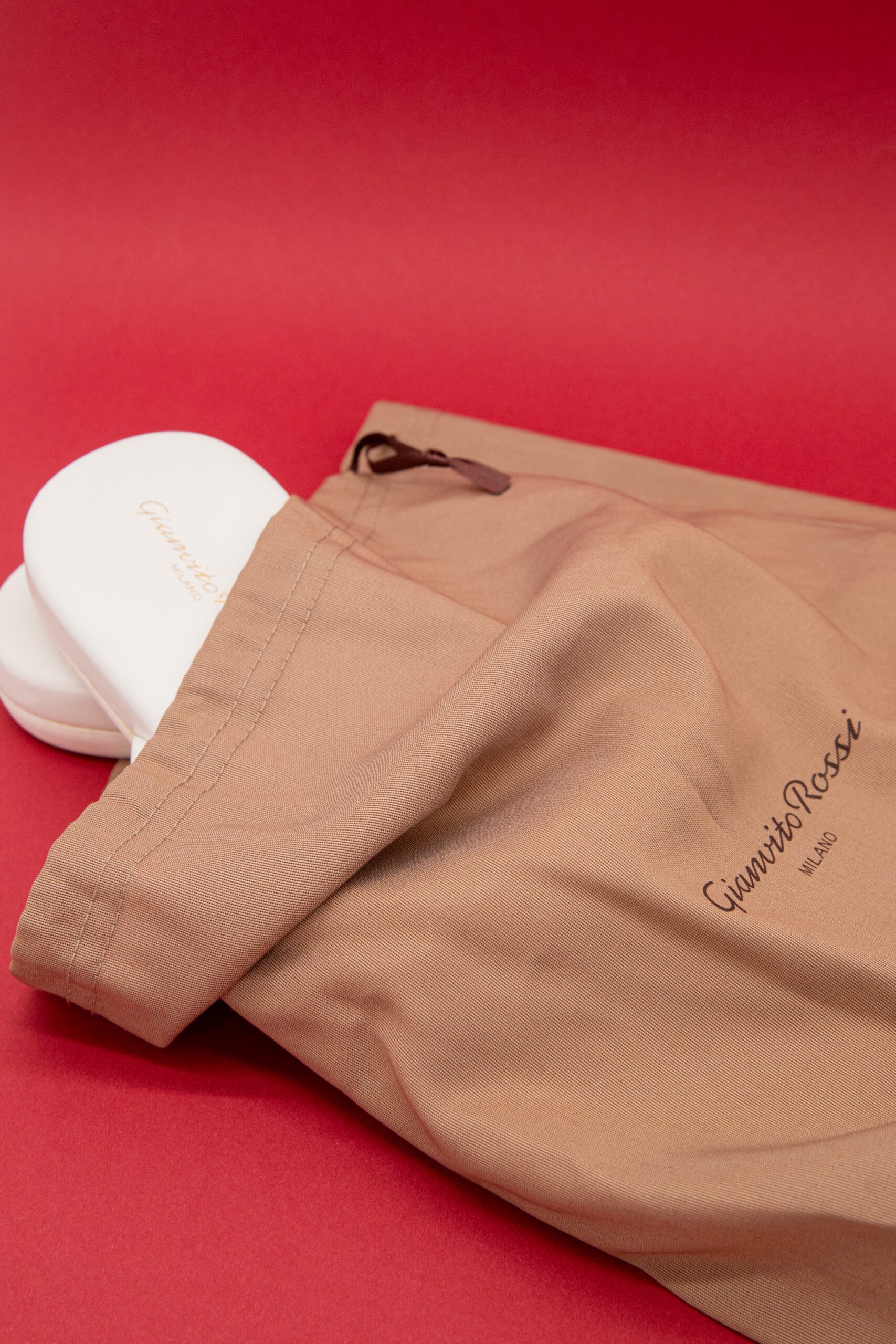 Thumbnail of http://Gianvito%20Rossi%20Juno%20Sandalen%20aus%20Leder%20in%20Weiß%20und%20Gold