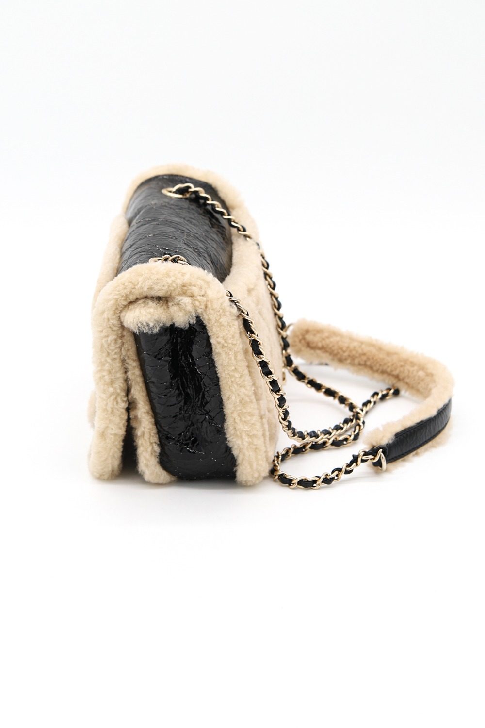 Thumbnail of http://Chanel%20CC%20Mania%20Umhängetasche%20mit%20Shearling