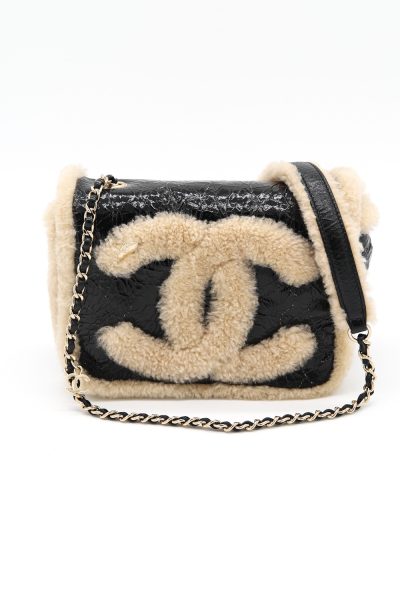 Chanel "CC Mania" Umhängetasche mit Shearling