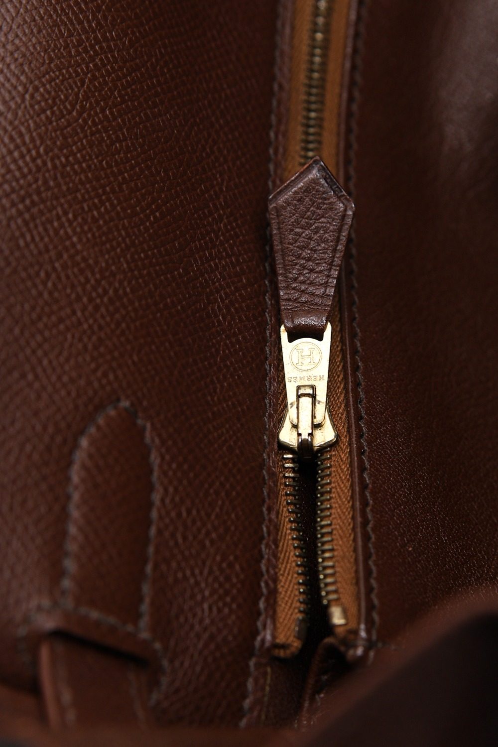 Thumbnail of http://Hermès%20Kelly%20Vintage%20Handtasche%20in%20Braun%20und%20Gold