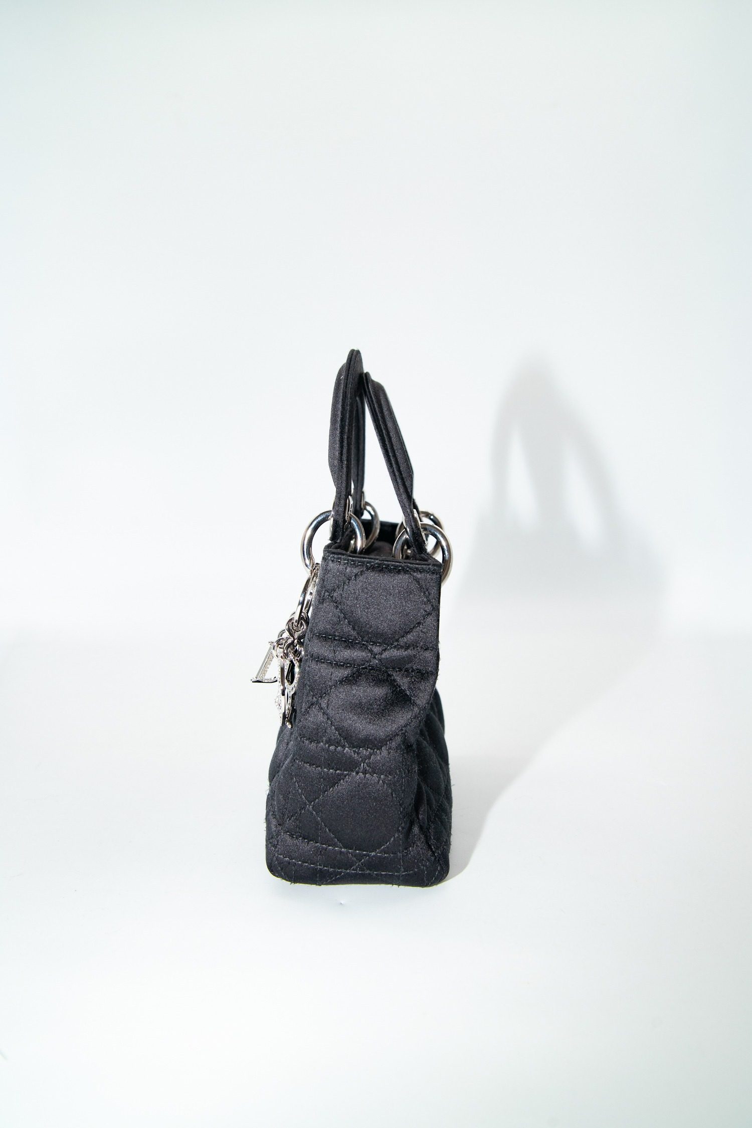 Thumbnail of http://Dior%20„Mini%20Satin%20Cannage%20Lady%20Dior“%20Handtasche%20in%20Schwarz%20Silber