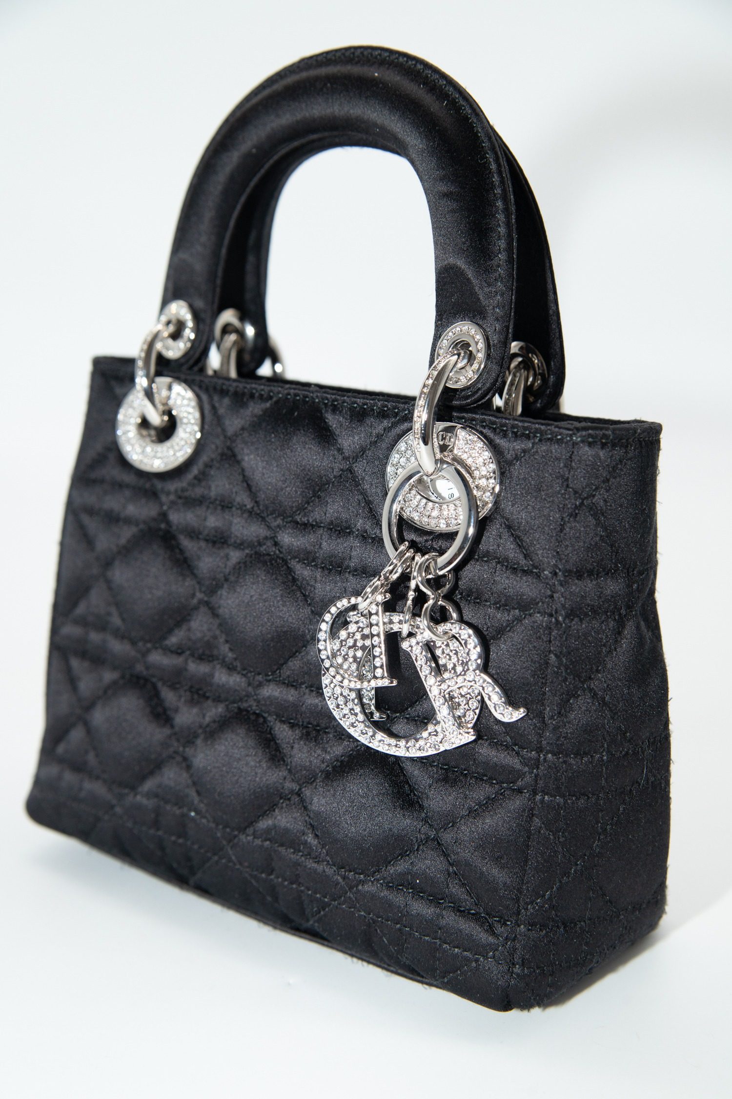 Thumbnail of http://Dior%20„Mini%20Satin%20Cannage%20Lady%20Dior“%20Handtasche%20in%20Schwarz%20Silber