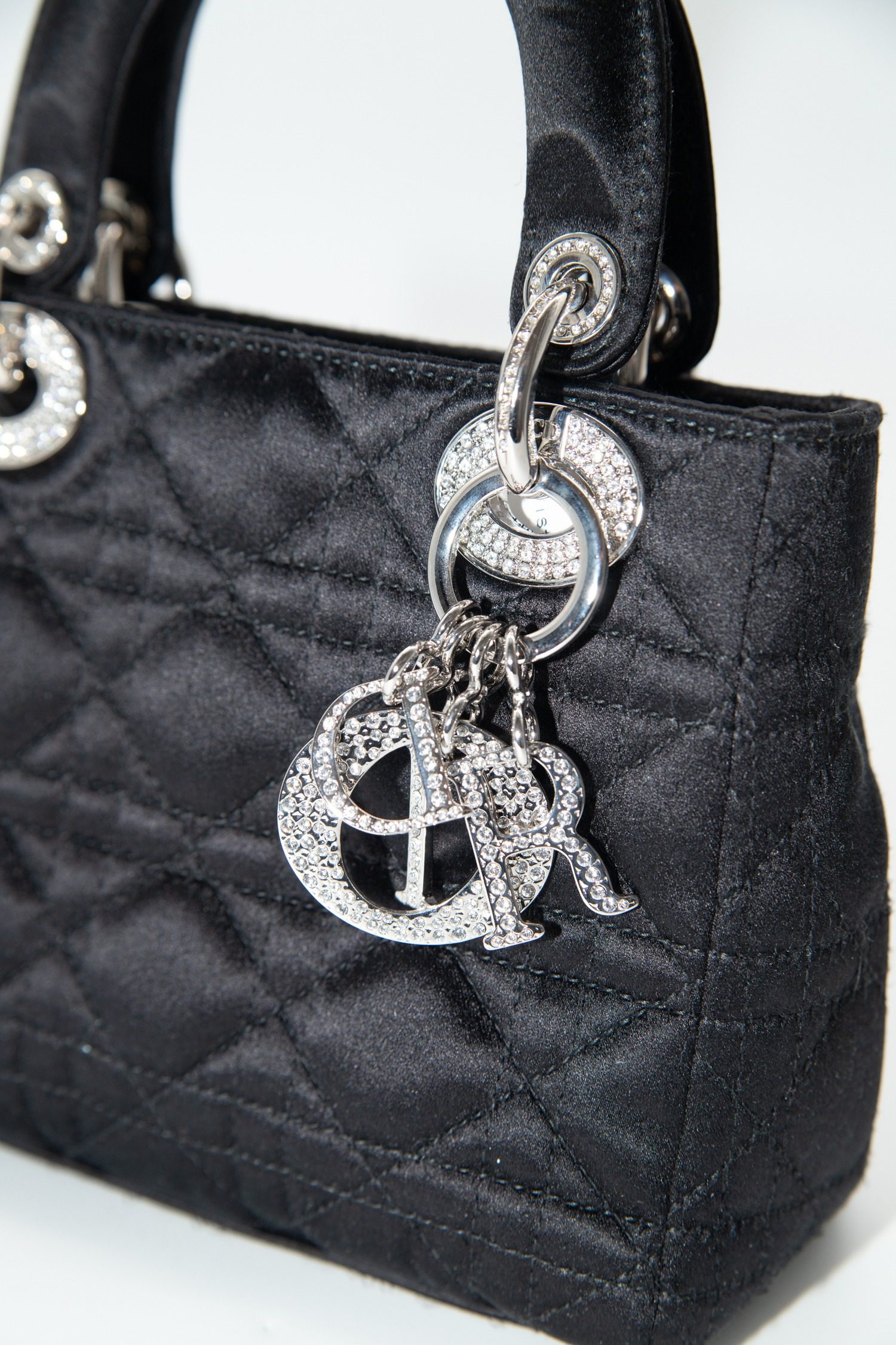 Thumbnail of http://Dior%20„Mini%20Satin%20Cannage%20Lady%20Dior“%20Handtasche%20in%20Schwarz%20Silber