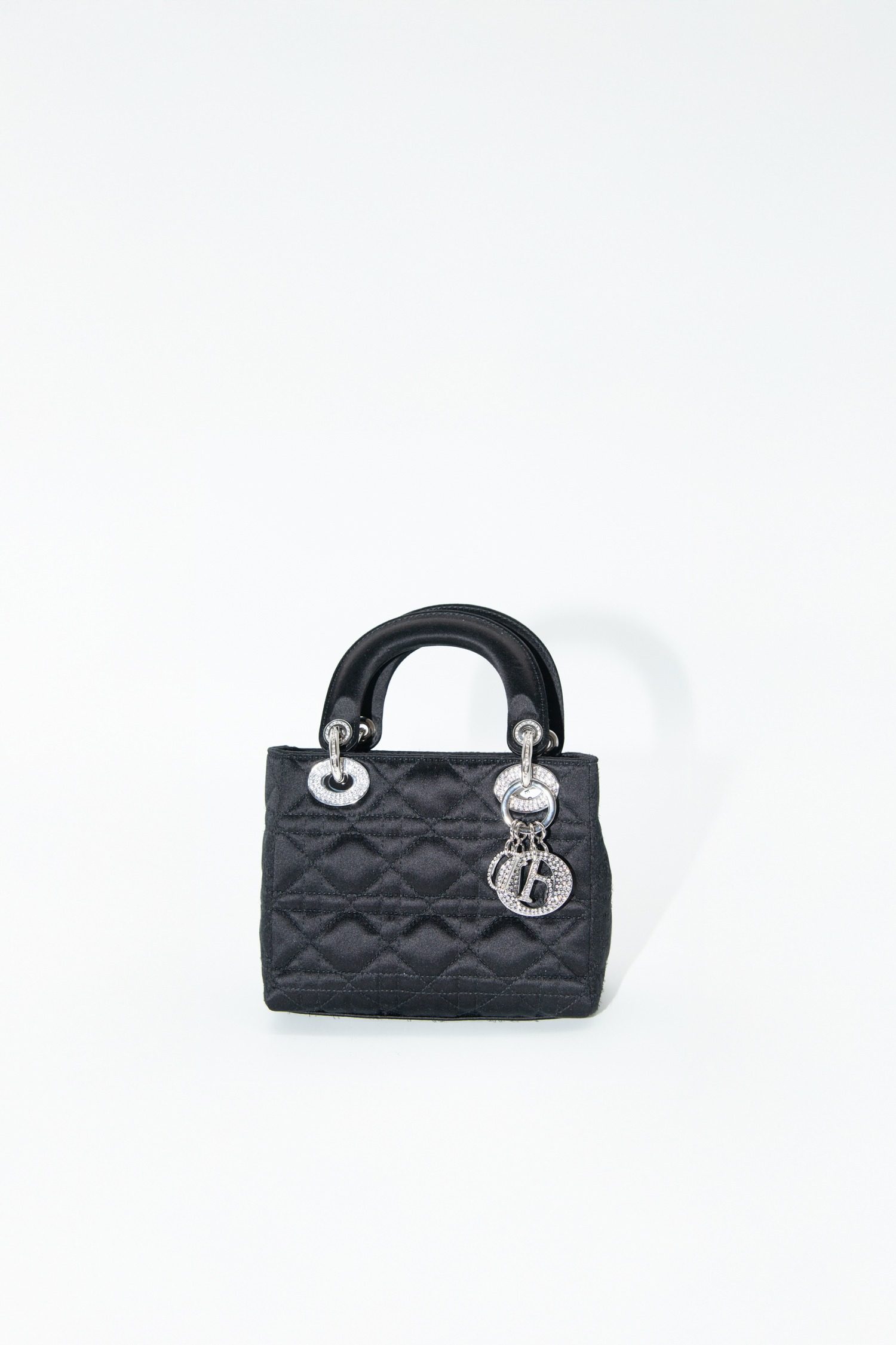 Thumbnail of http://Dior%20„Mini%20Satin%20Cannage%20Lady%20Dior“%20Handtasche%20in%20Schwarz%20Silber