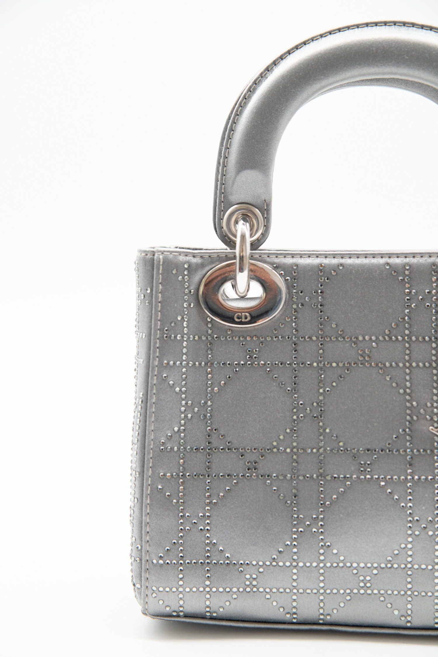 Thumbnail of http://Dior%20„Mini%20Satin%20Cannage%20Lady%20Dior“%20Handtasche%20mit%20Strass%20in%20Grau