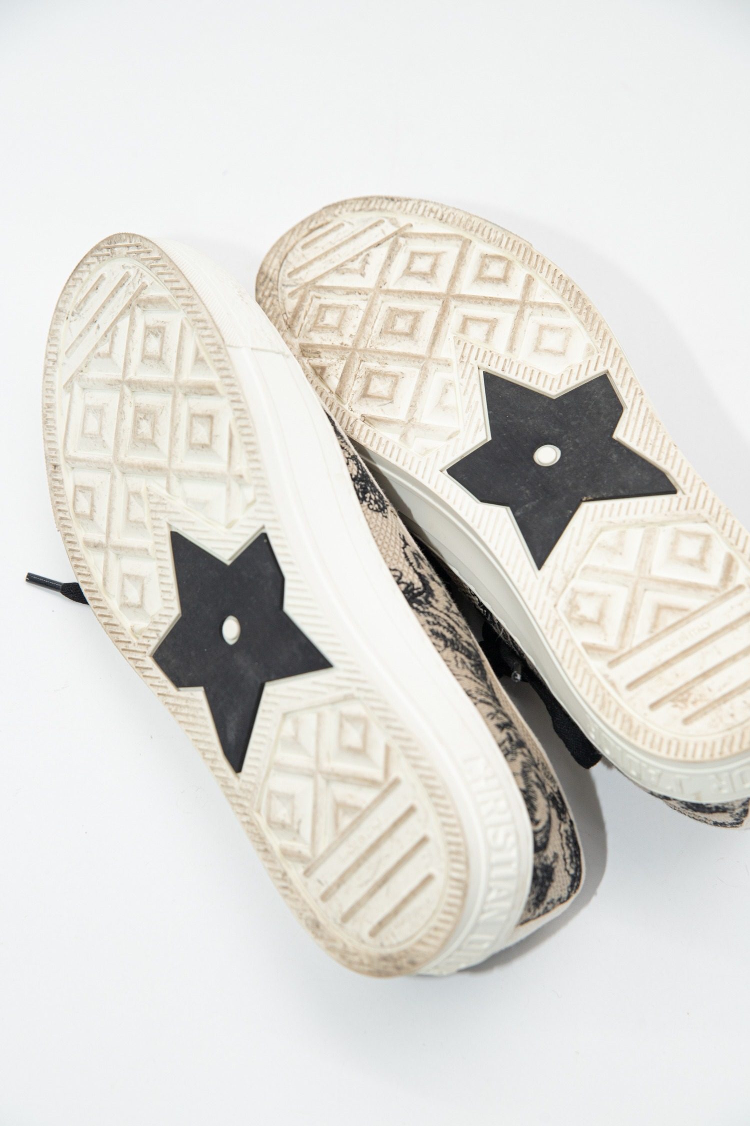 Thumbnail of http://Christian%20Dior%20Walk'n%20Dior%20Sneaker%20bestickt%20in%20Ecru%20und%20Schwarz