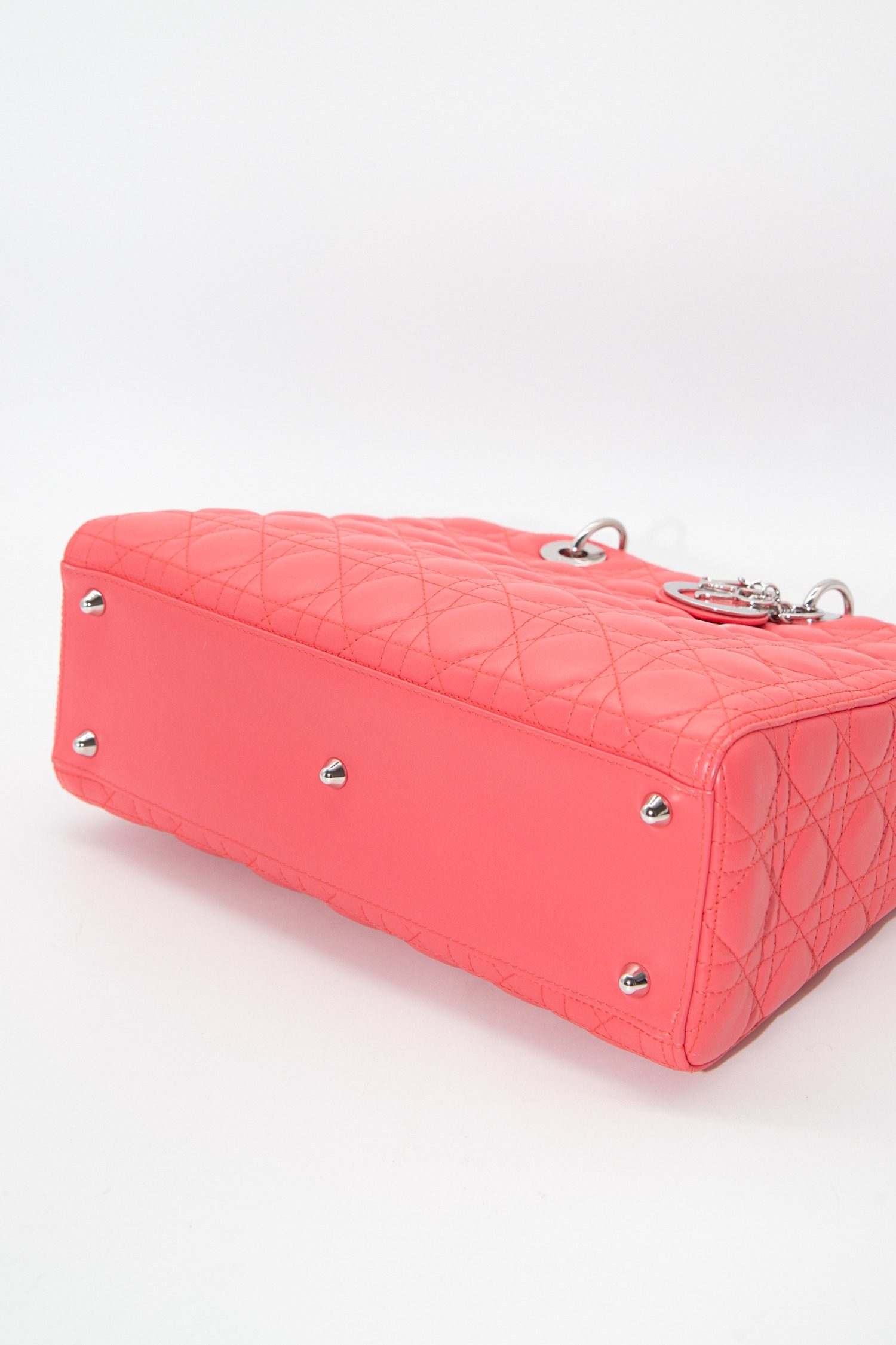 Thumbnail of http://Dior%20„Large%20Leather%20Cannage%20Lady%20Dior“%20Handtasche%20in%20Koralle