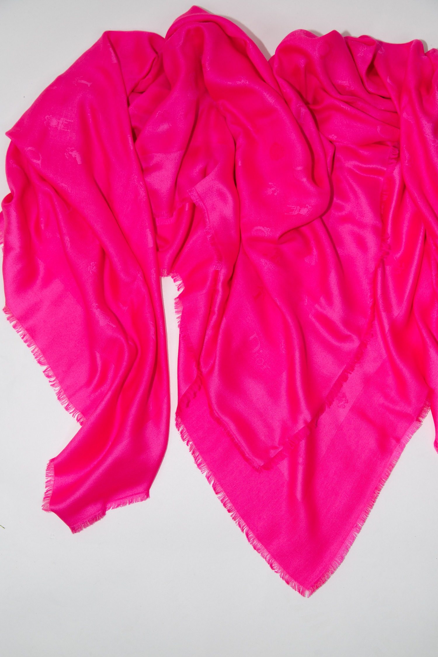 Thumbnail of http://Dior%20Tuch%20mit%20dezentem%20Monogramm%20in%20Pink