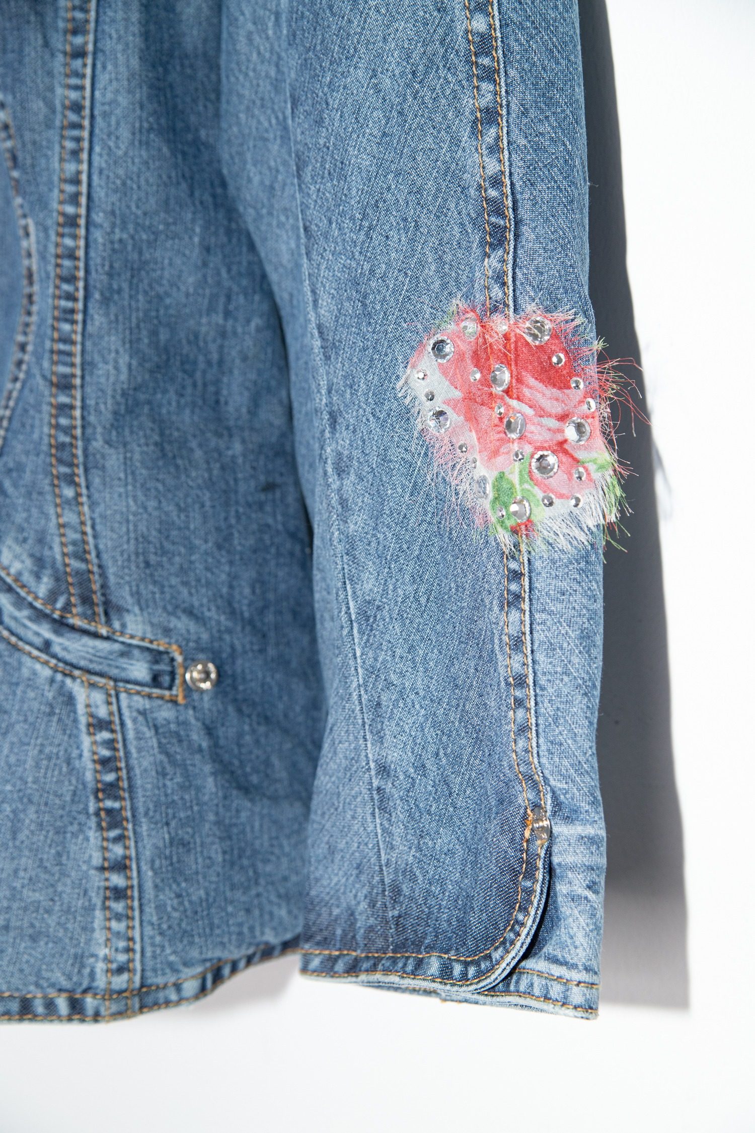 Thumbnail of http://Dior%20Vintage%20Jeansjacke%20mit%20Applikation%20in%20Blau%20und%20Rosa