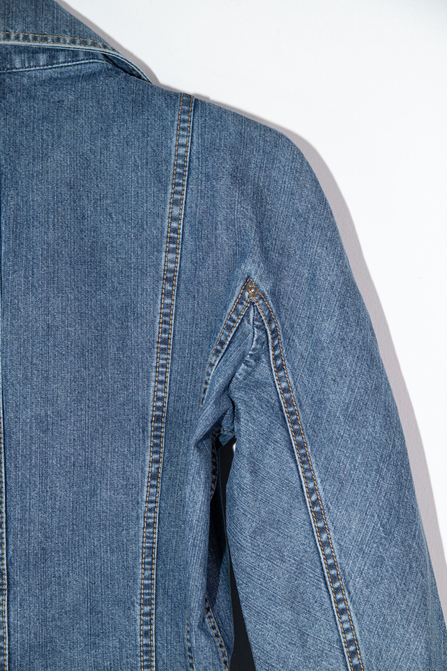 Thumbnail of http://Dior%20Vintage%20Jeansjacke%20mit%20Applikation%20in%20Blau%20und%20Rosa