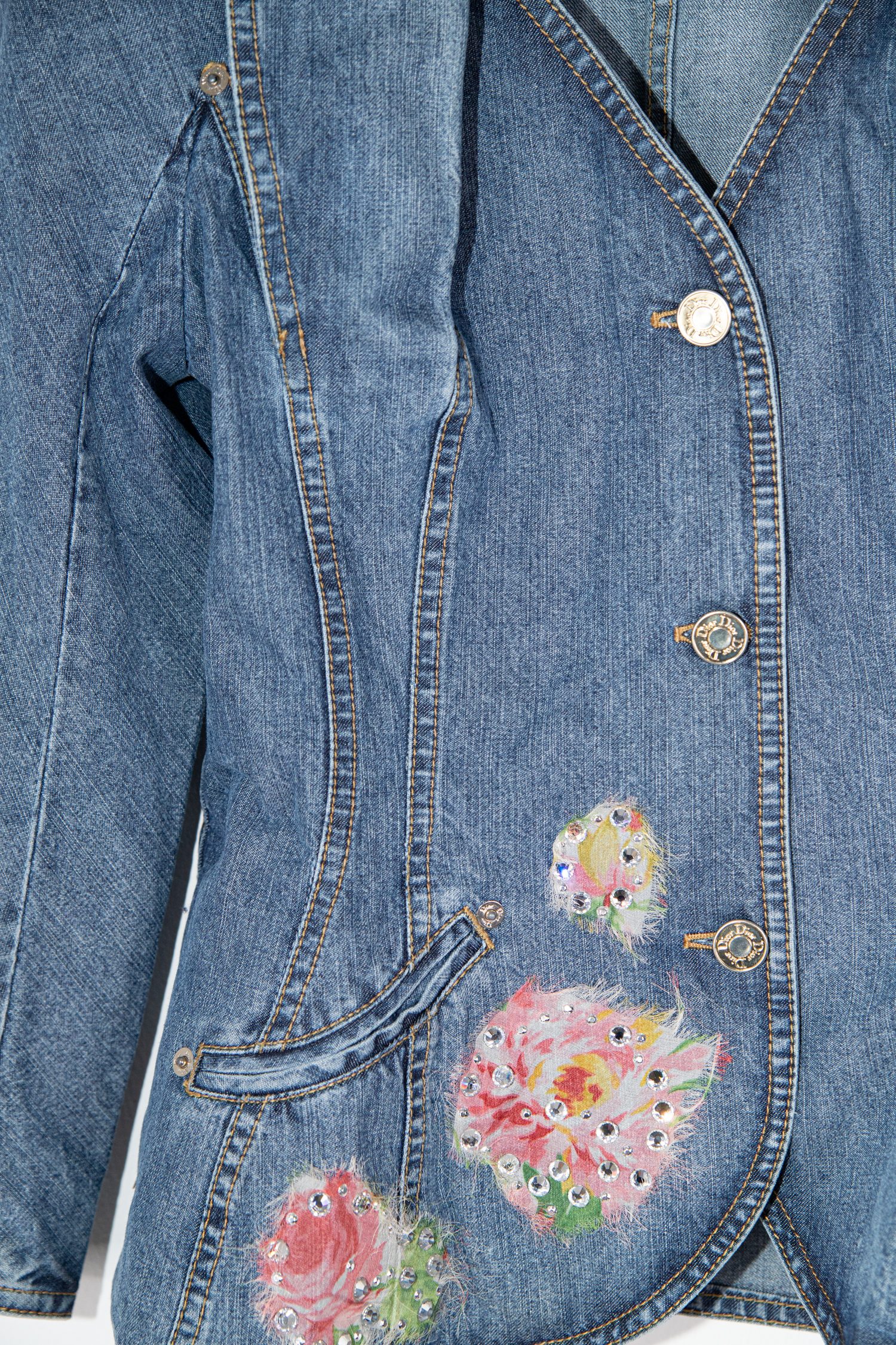 Thumbnail of http://Dior%20Vintage%20Jeansjacke%20mit%20Applikation%20in%20Blau%20und%20Rosa