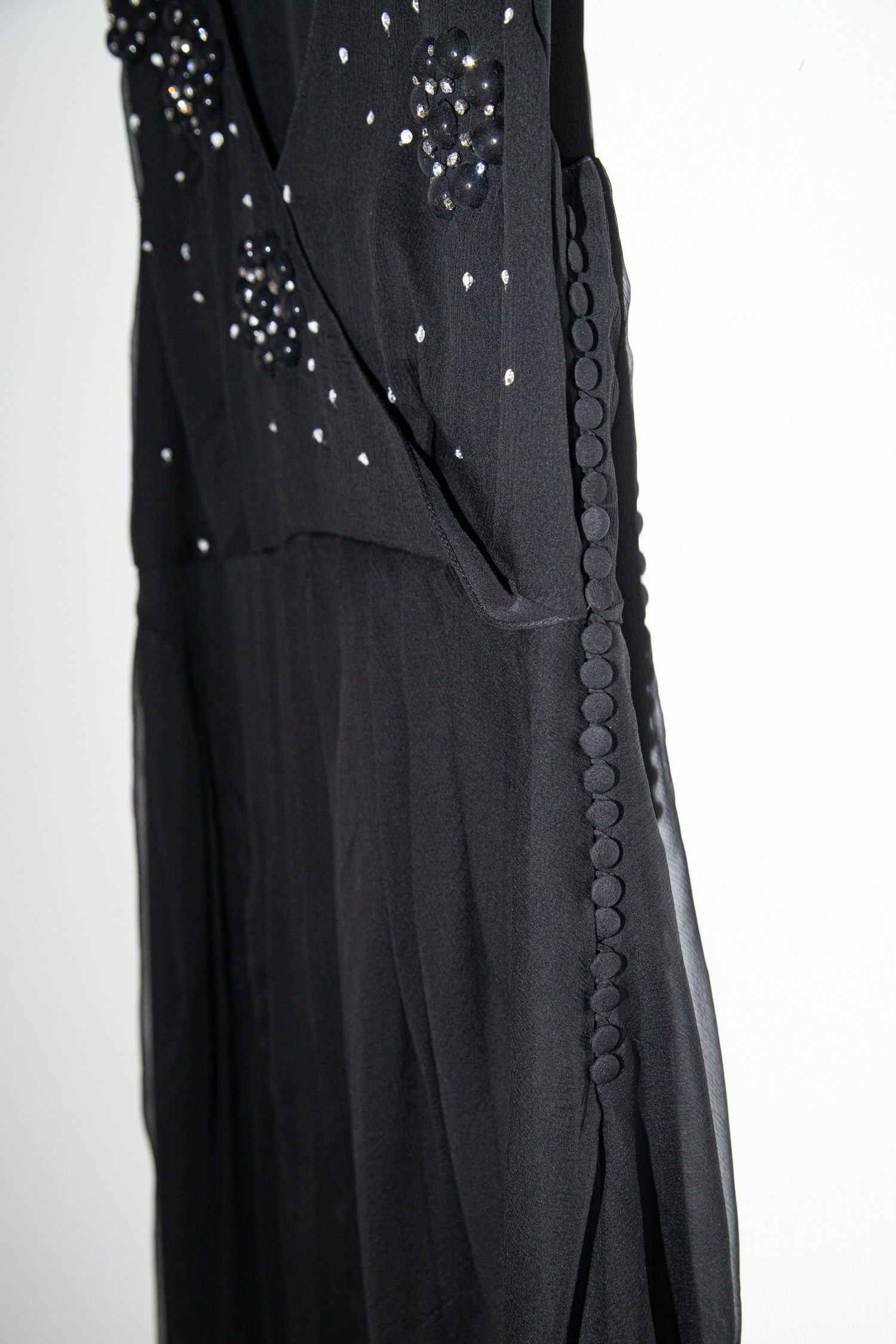 Thumbnail of http://Christian%20Dior%20Vintage%20Minikleid%20aus%20Seide%20mit%20Strass%20in%20Schwarz