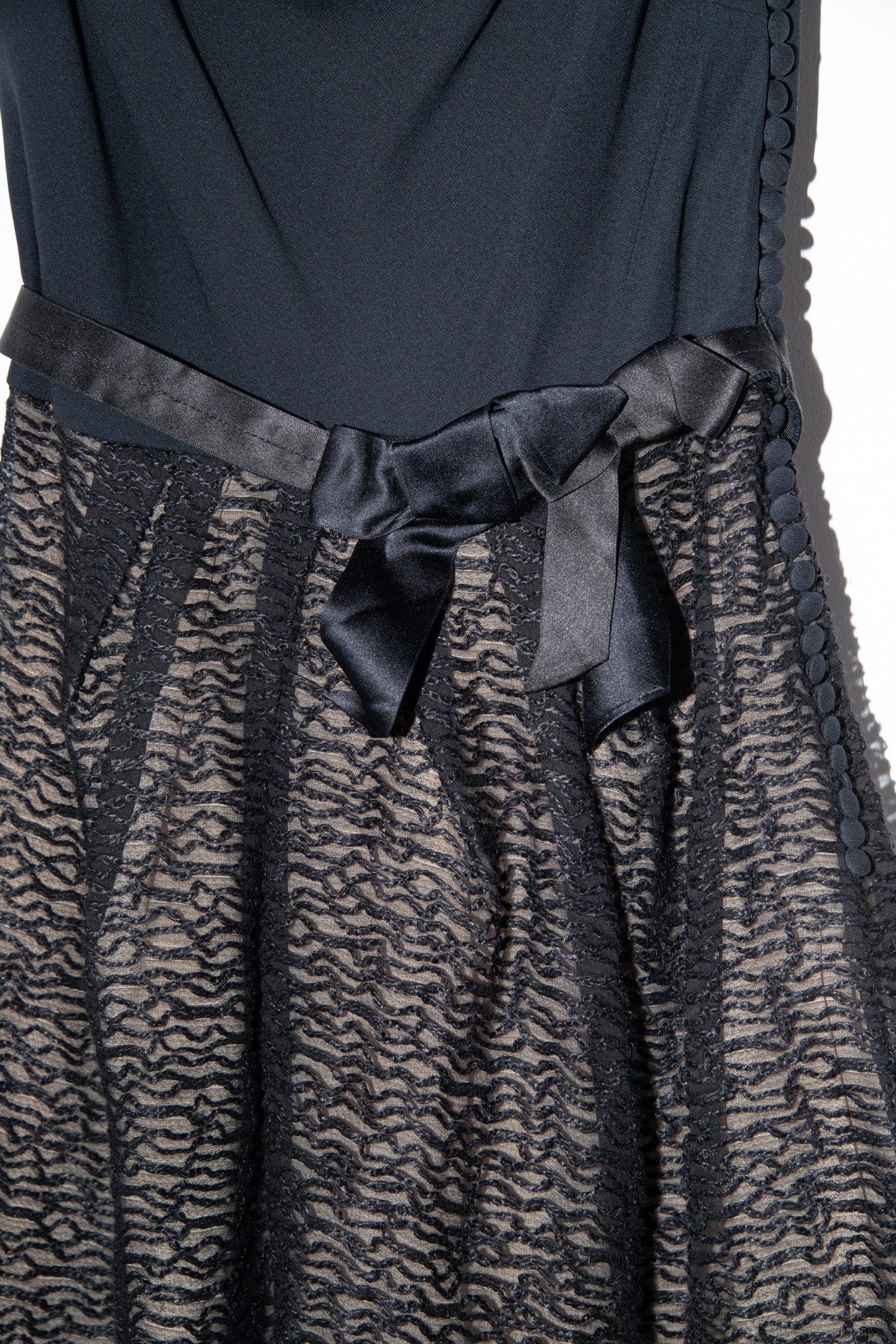 Thumbnail of http://Dior%20Vintage%20Minikleid%20mit%20Schleife%20in%20Schwarz%20und%20Natur