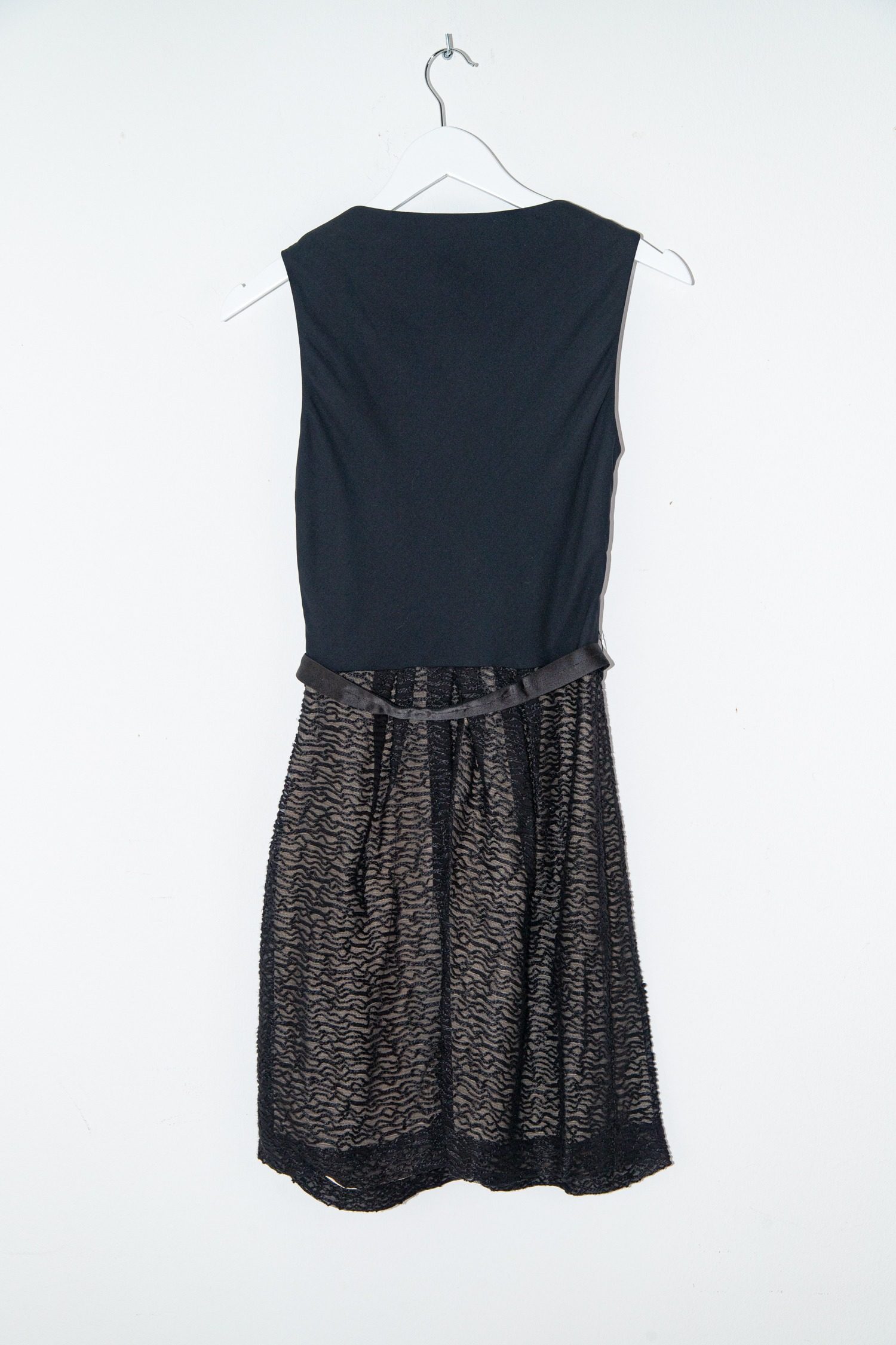 Thumbnail of http://Dior%20Vintage%20Minikleid%20mit%20Schleife%20in%20Schwarz%20und%20Natur