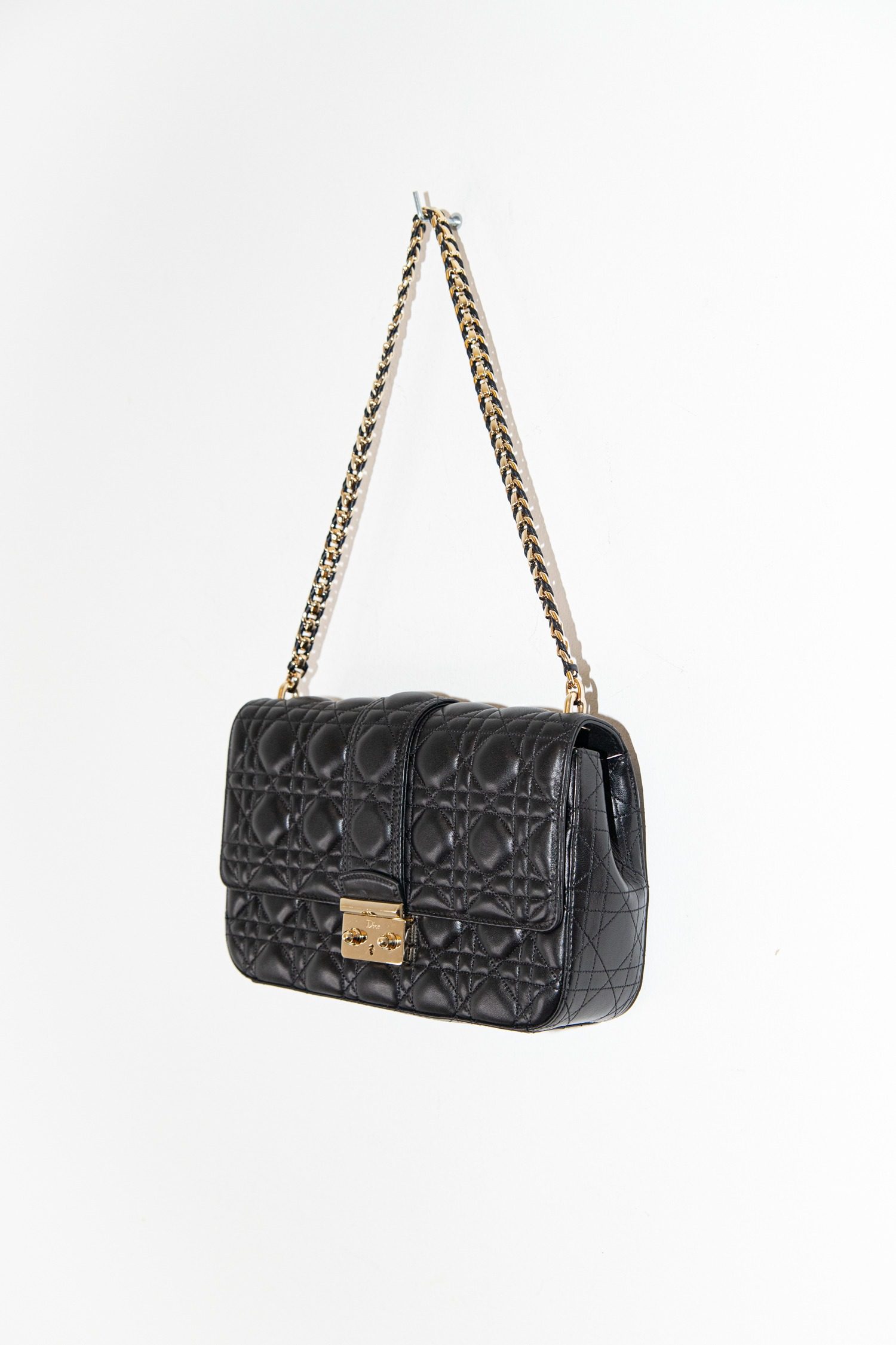 Thumbnail of http://Dior%20Miss%20Dior%20Schultertasche%20in%20Schwarz%20und%20Gold