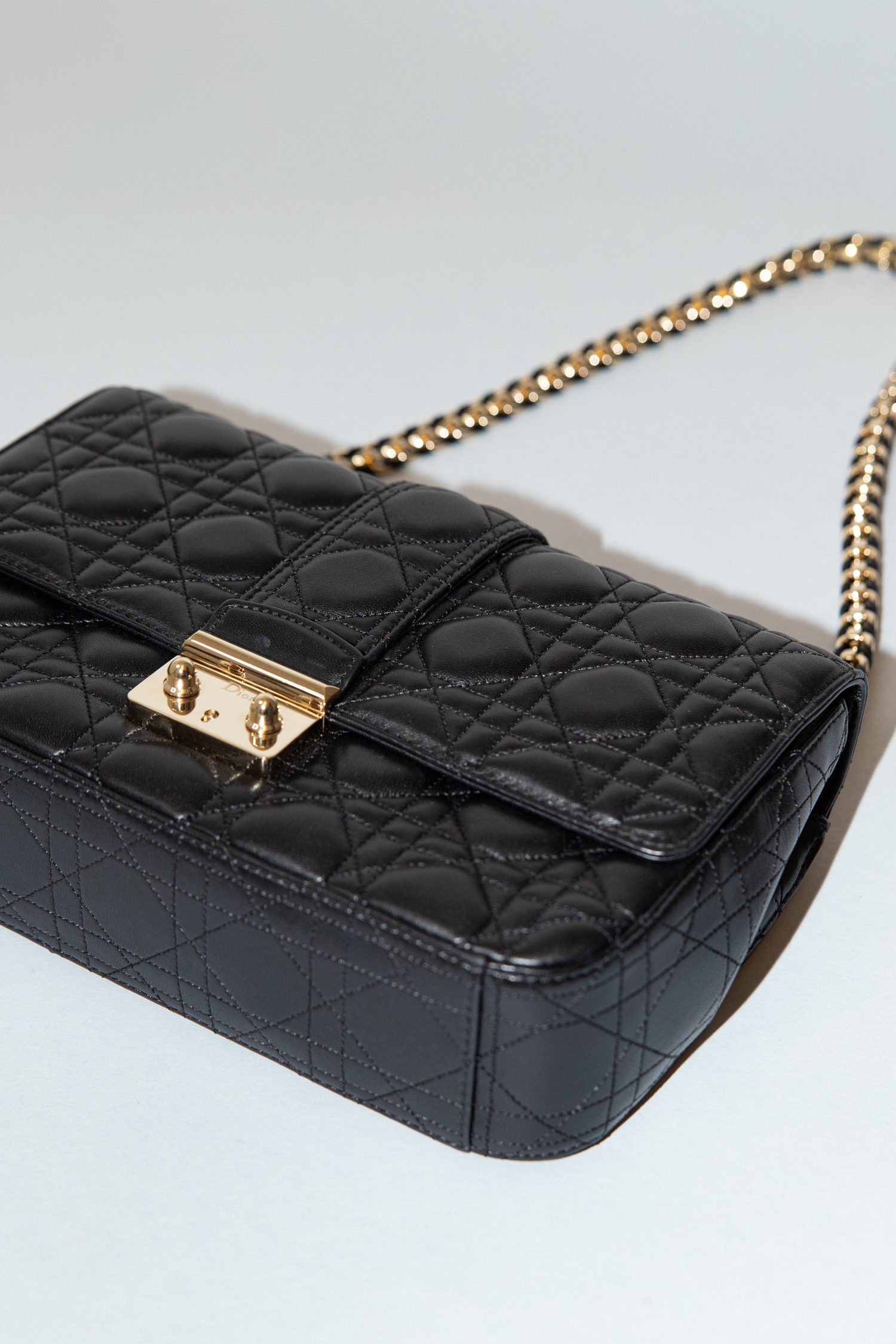 Thumbnail of http://Dior%20Miss%20Dior%20Schultertasche%20in%20Schwarz%20und%20Gold