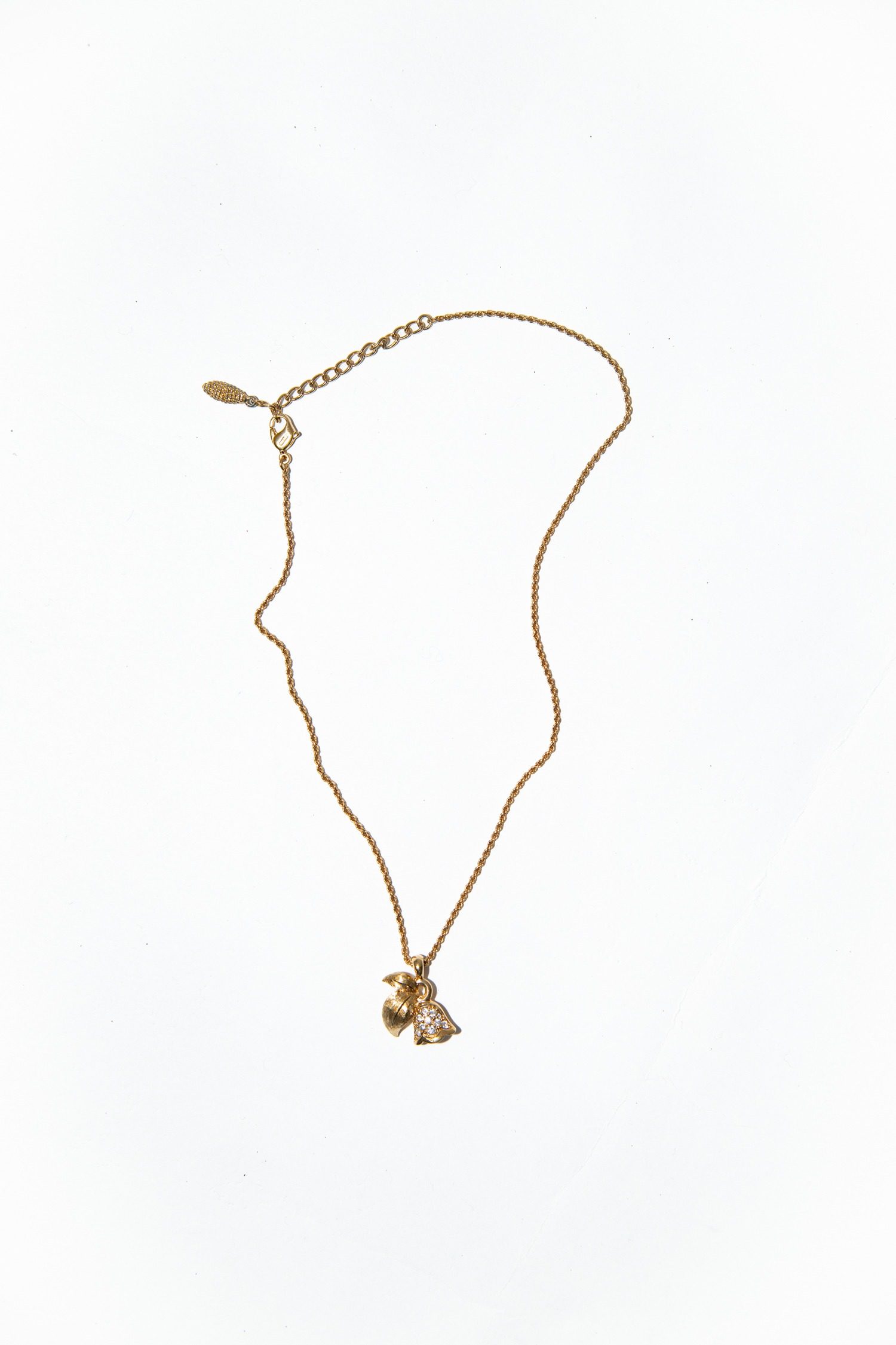 Thumbnail of http://Dior%20Vintage%20Halskette%20mit%20Blütenanhänger%20in%20Gold