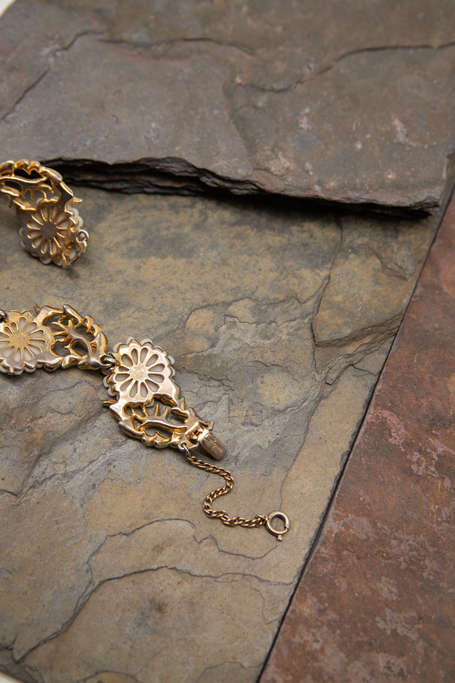 Thumbnail of http://Elsa%20Schiaparelli%20Vintage%20Schmuck-Set%20mit%20Margeriten