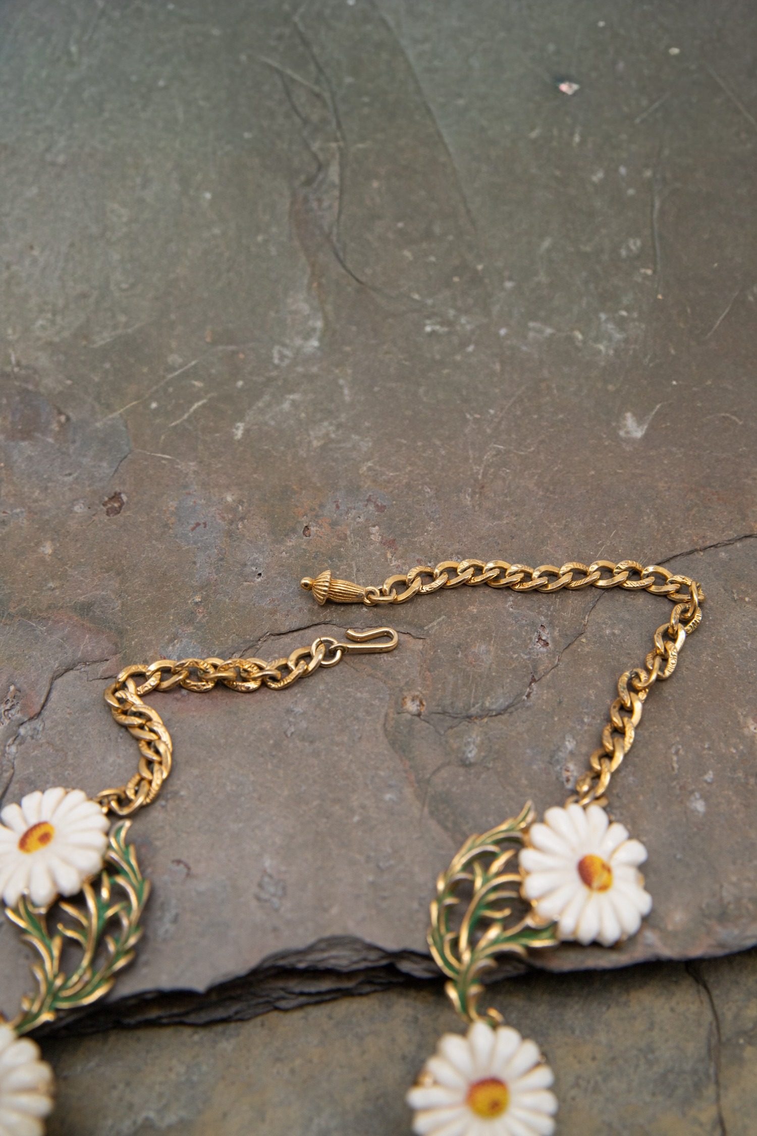 Thumbnail of http://Elsa%20Schiaparelli%20Vintage%20Schmuck-Set%20mit%20Margeriten