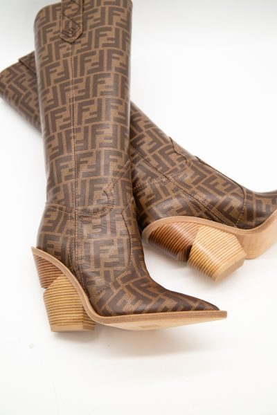 Fendi "FF-Logo" Cowboy Boots mit Monogramm in Braun
