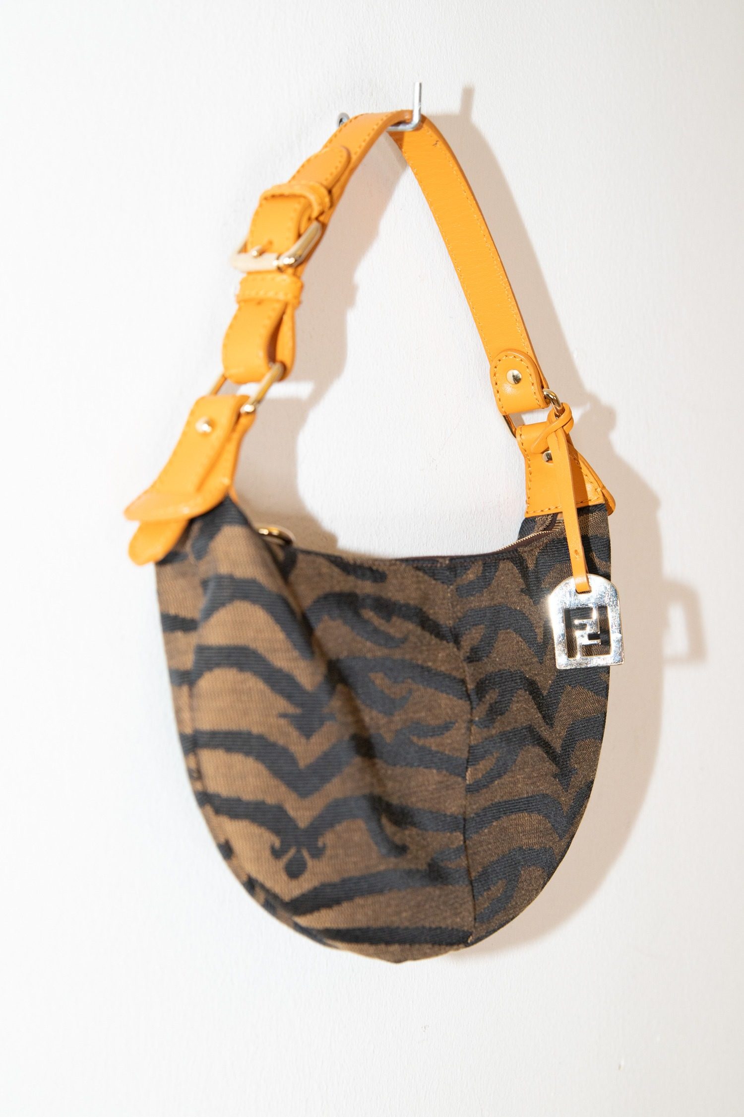 Thumbnail of http://Fendi%20Vintage%20Handtasche%20mit%20Tiger-Print%20in%20Braun%20und%20Gold